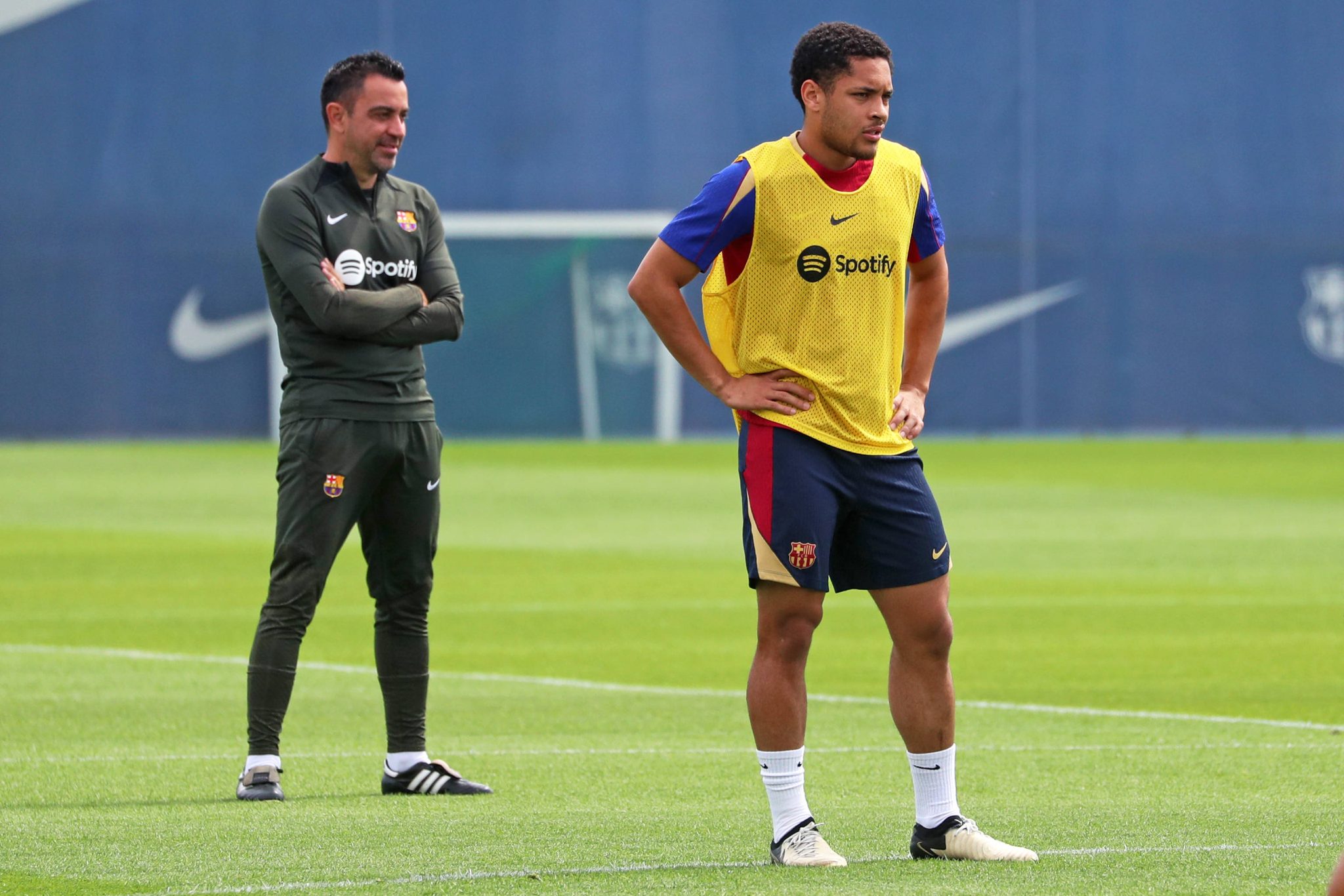Vitor Roque e Xavi Hern&aacute;ndez no Barcelona (Foto: Imago)