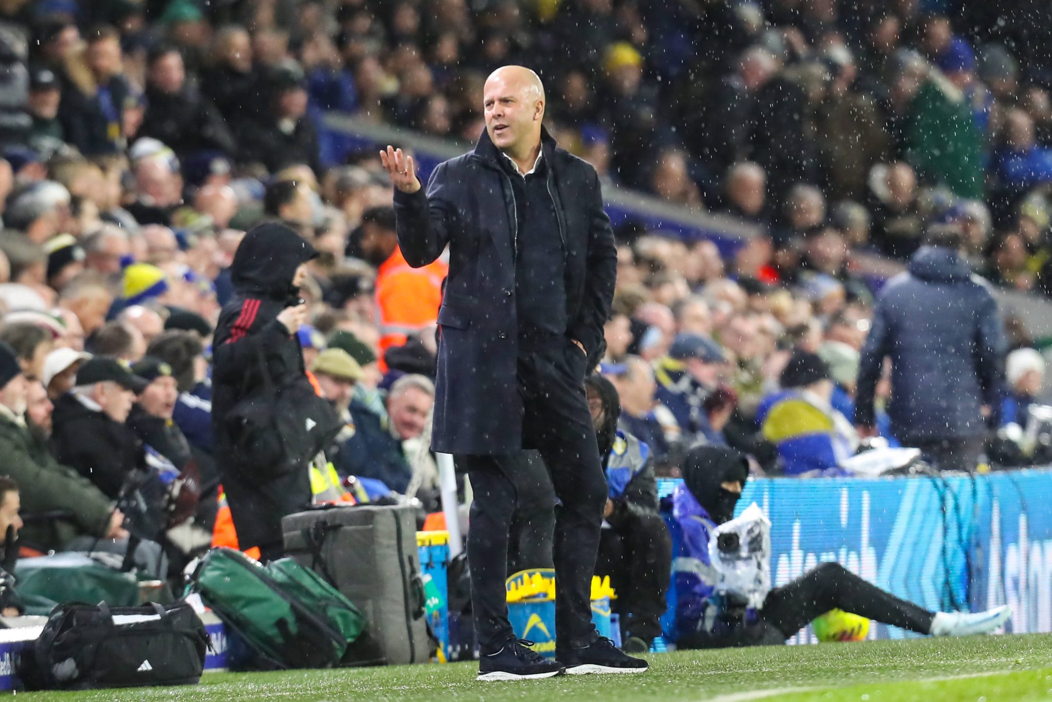 Slot abre m&atilde;o de convic&ccedil;&otilde;es, mas Liverpool repete fraquezas em movimentado empate com Leeds