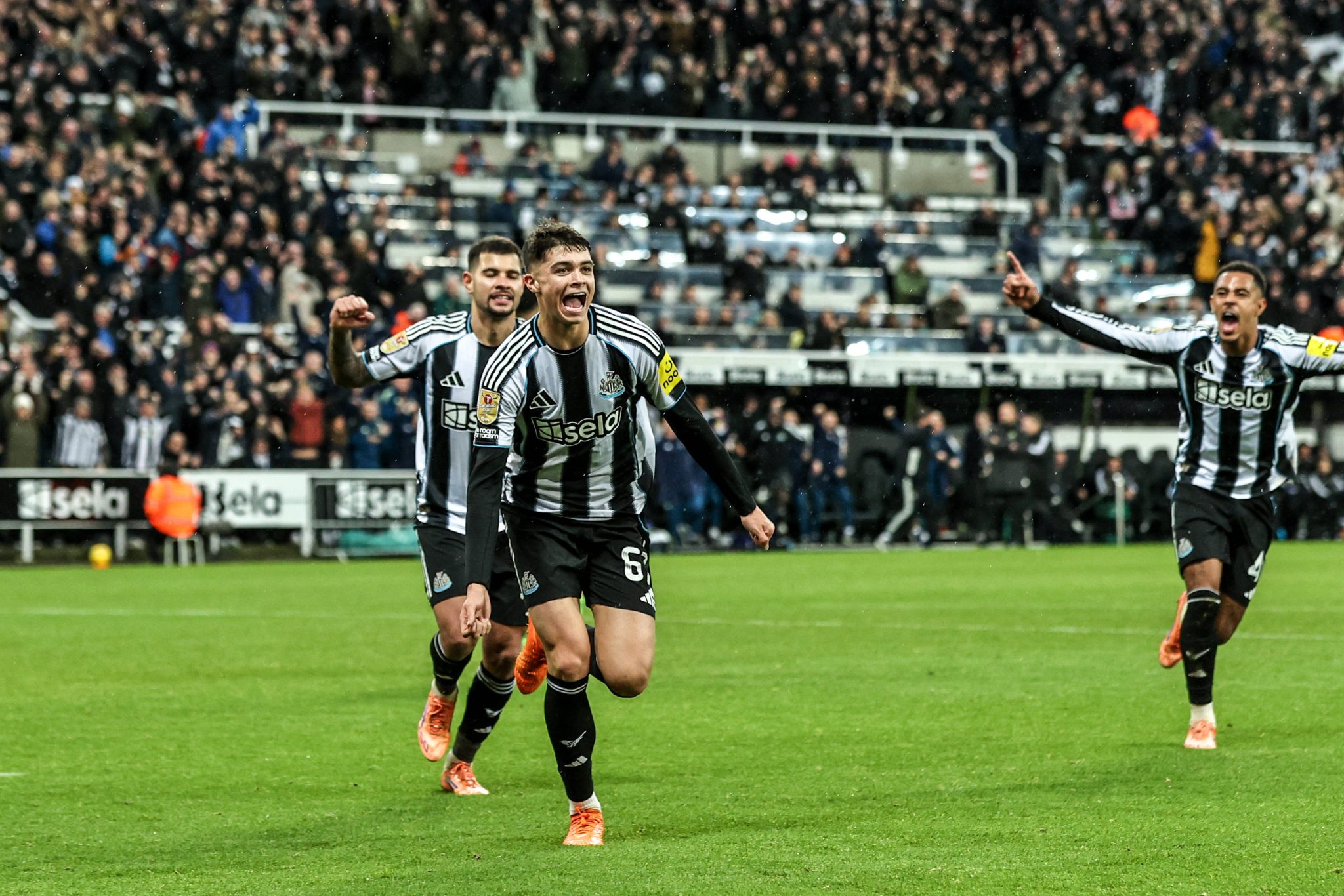Her&oacute;i improv&aacute;vel deixa vivo o sonho do Newcastle pelo bi da Copa da Liga