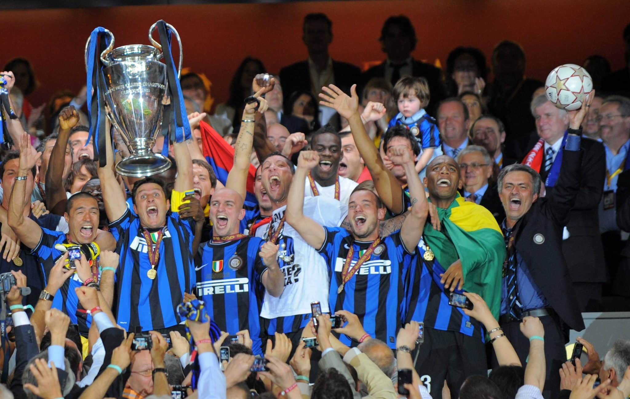 Internazionale ergue ta&ccedil;a da Liga dos Campe&otilde;es (Foto: Imago)
