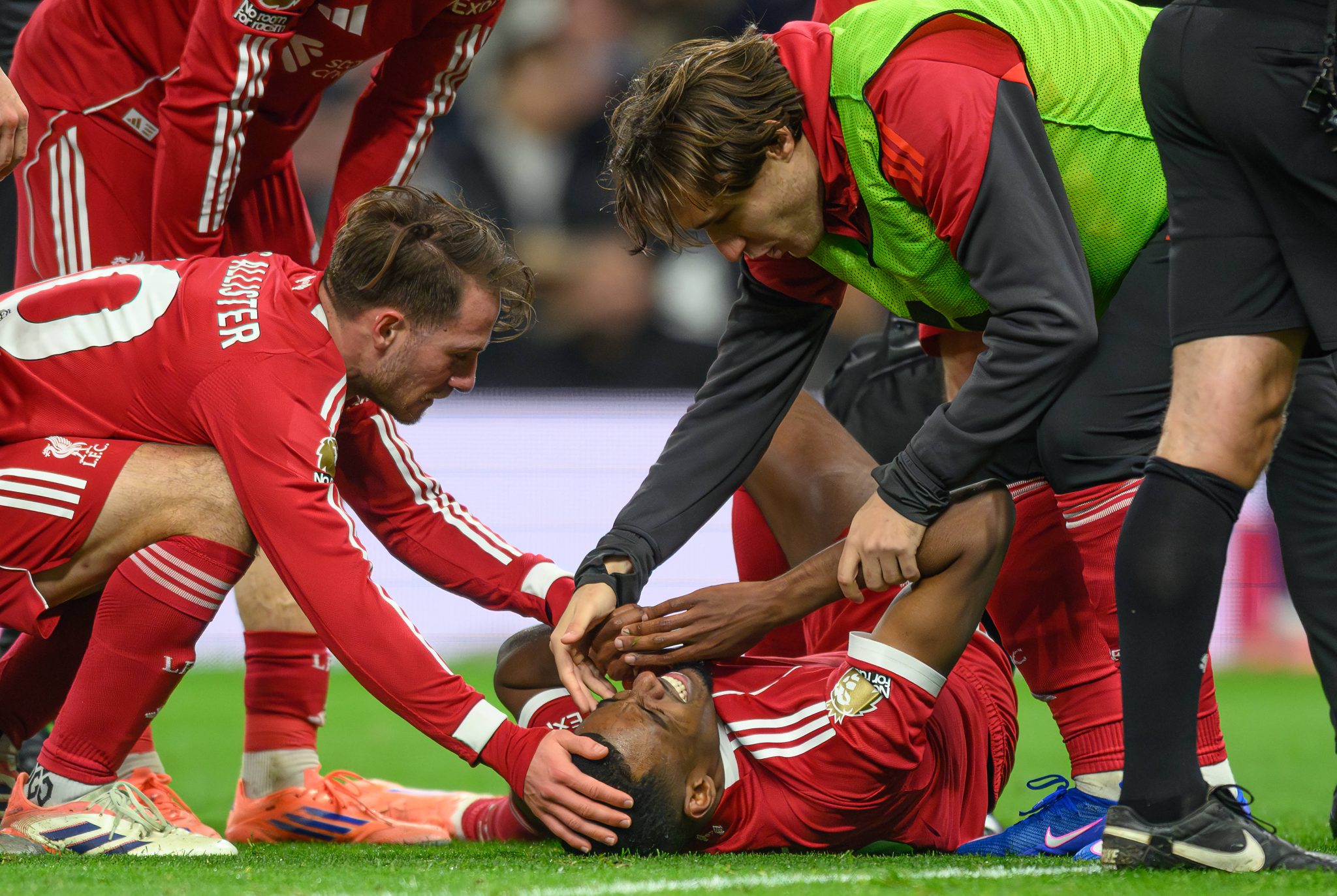Isak recebe apoio de colegas do Liverpool ap&oacute;s les&atilde;o