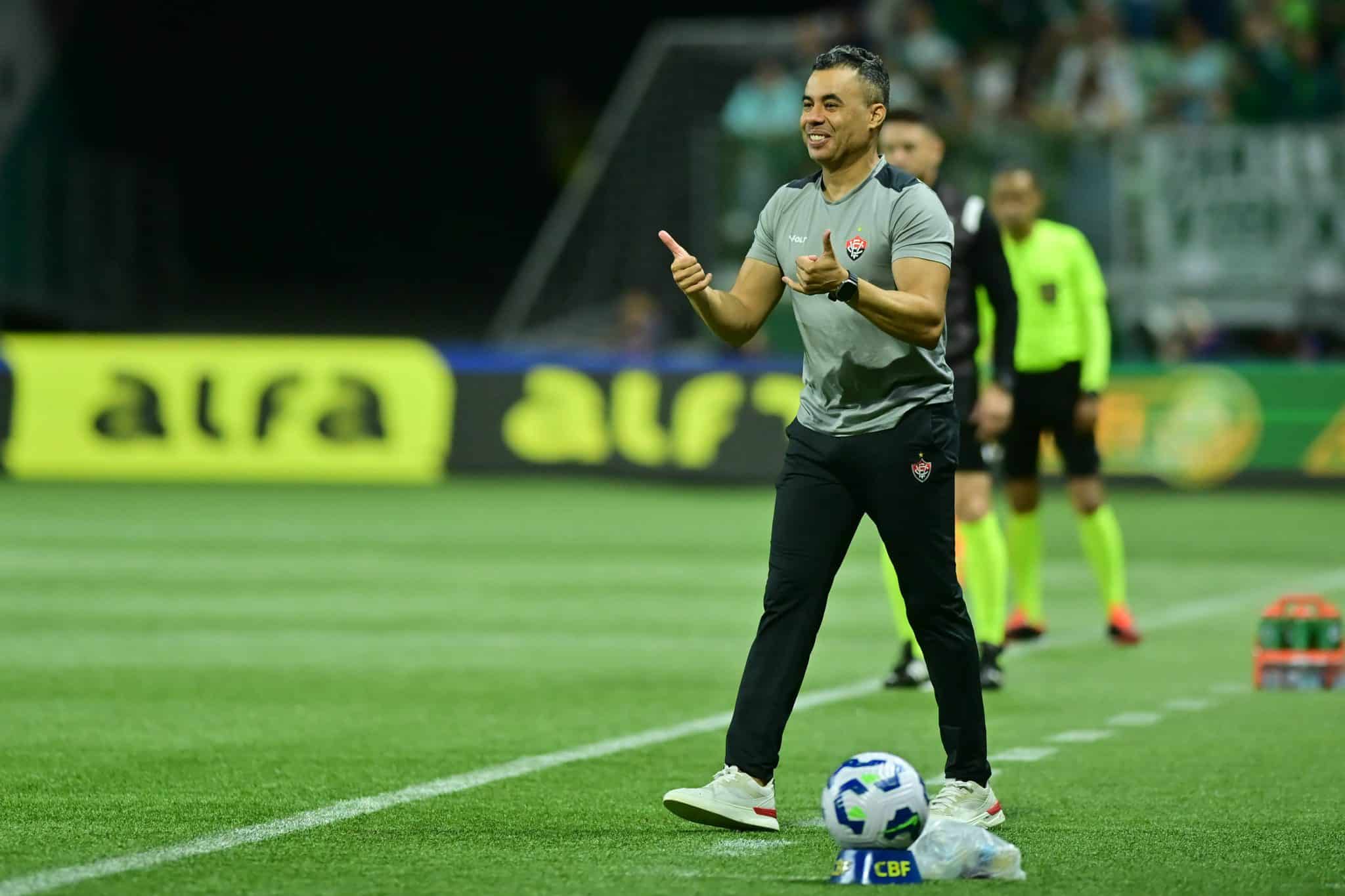 Jair Ventura em jogo do Vit&oacute;ria