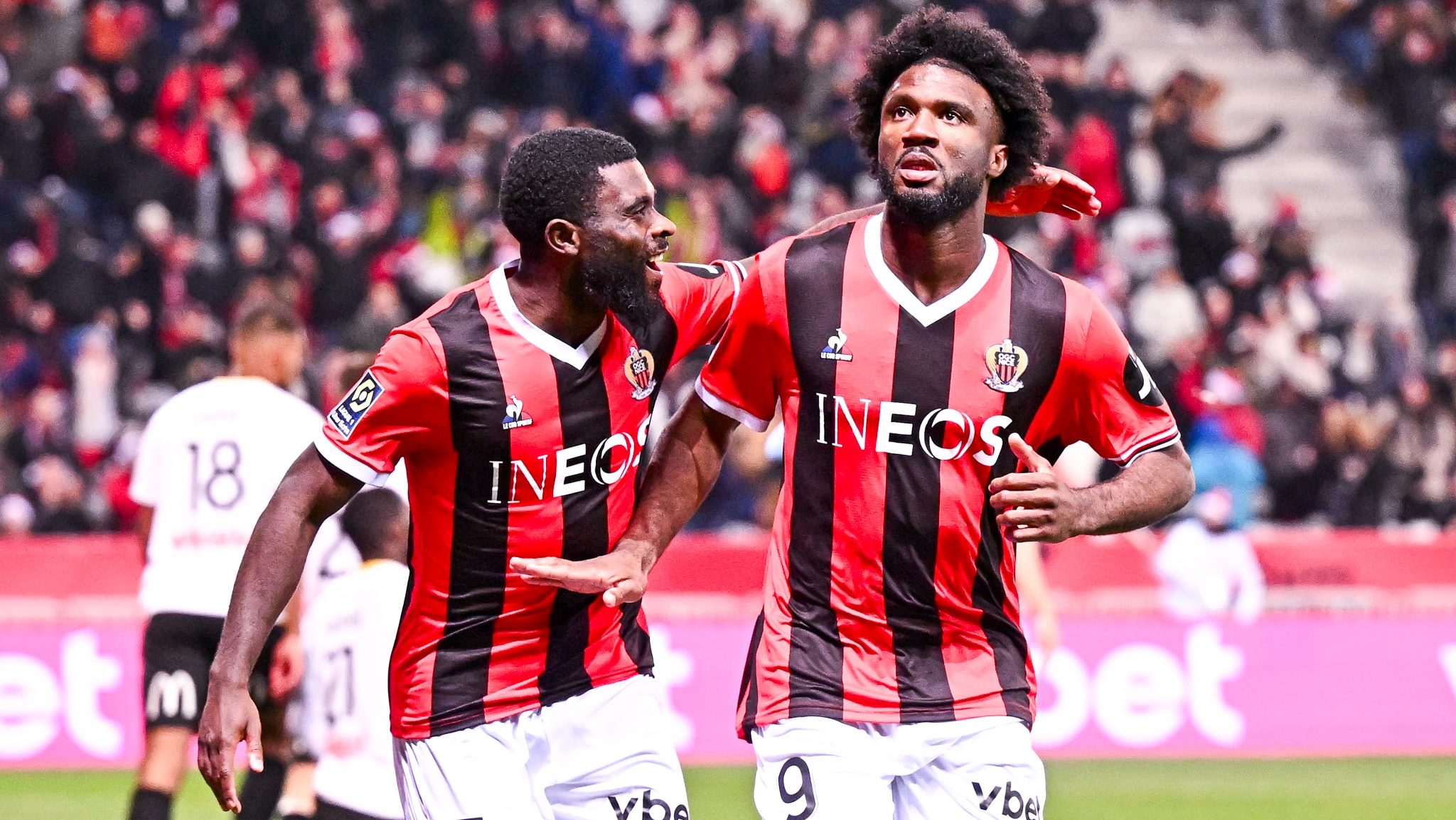 Socos, chutes e insultos racistas: Jogadores do Nice s&atilde;o agredidos por torcedores em protesto