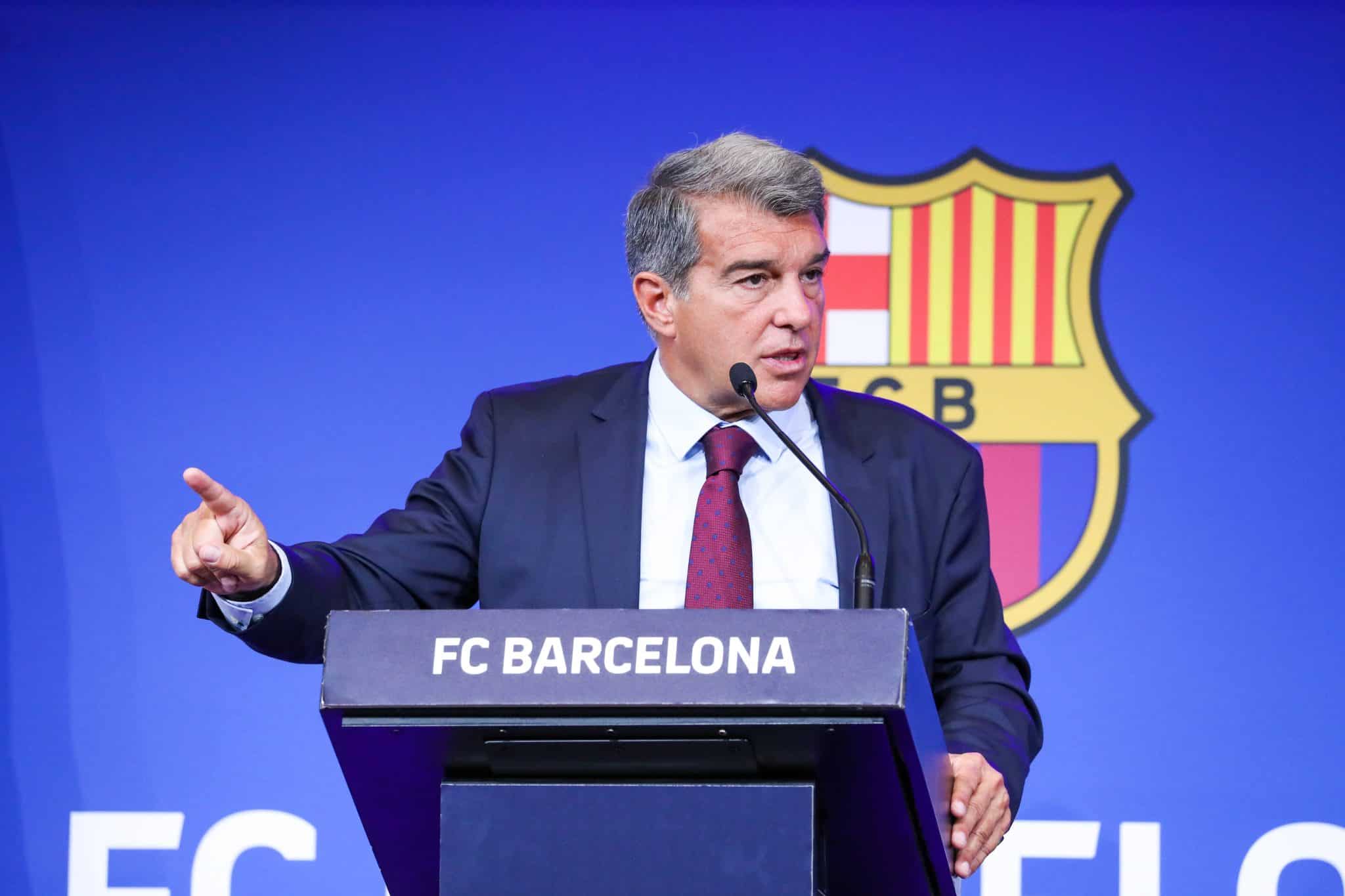 Joan Laporta durante an&uacute;ncio de sa&iacute;da de Messi, em 2021 (Foto: Imago)