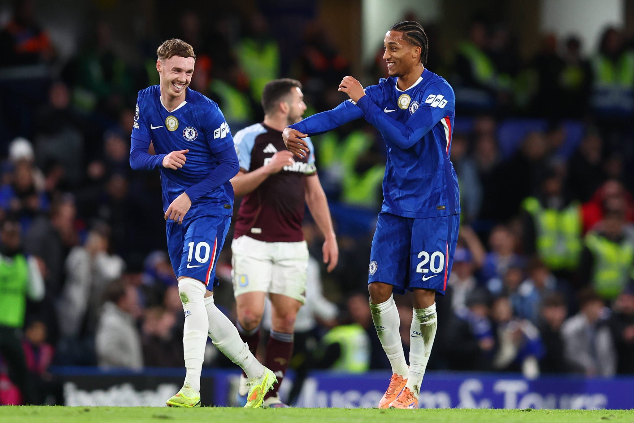 Jo&atilde;o Pedro comemora gol com Palmer