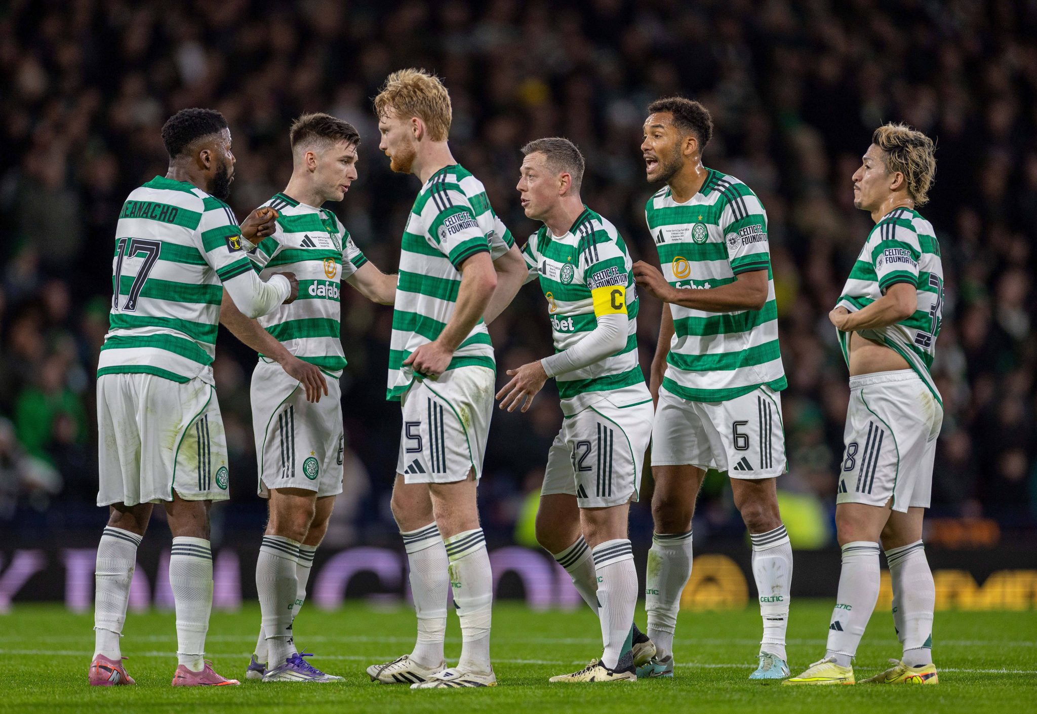 Jogadores do Celtic se re&uacute;nem durante jogo 