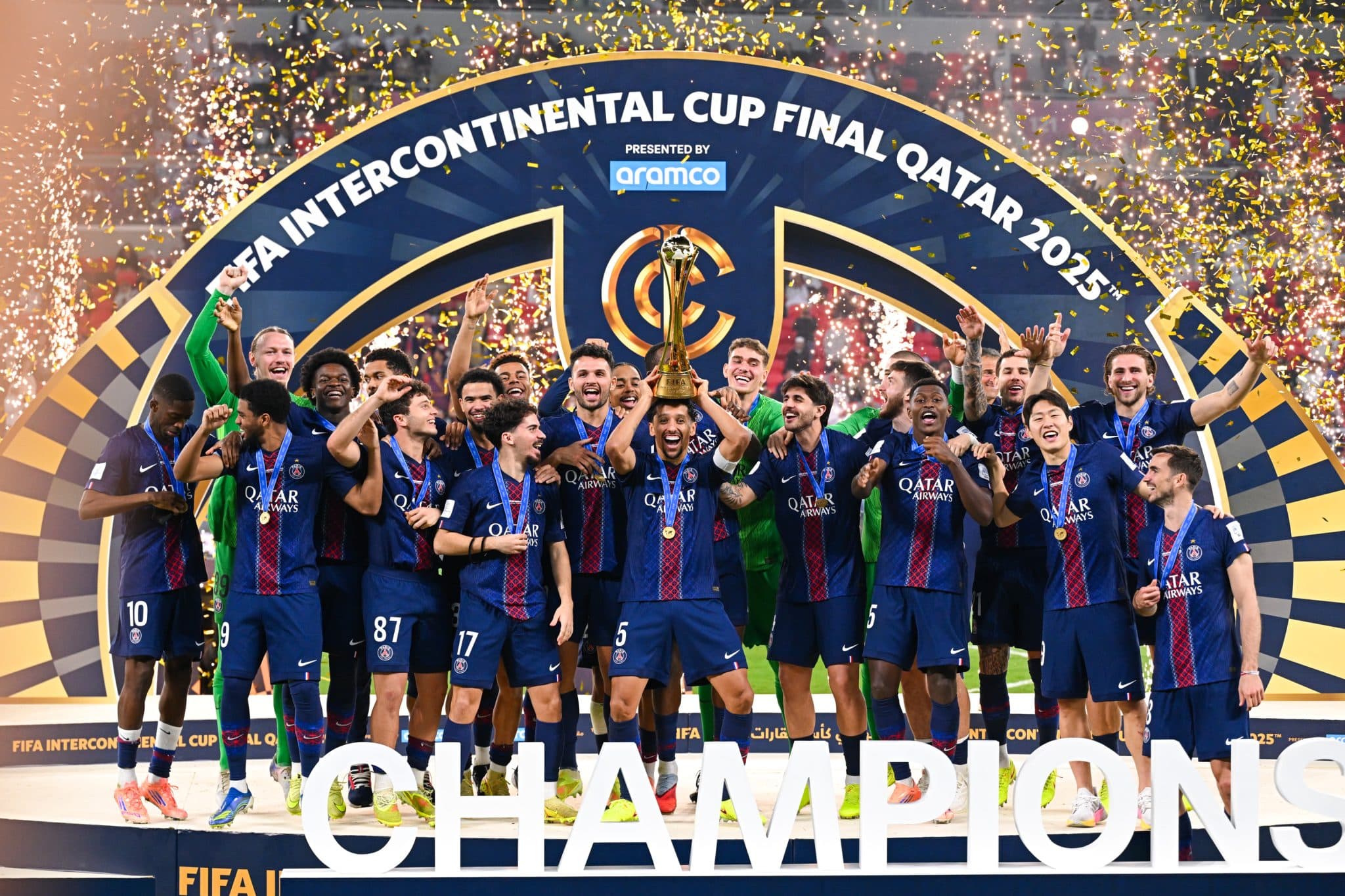 Elenco do PSG celebra t&iacute;tulo da Copa Intercontinental