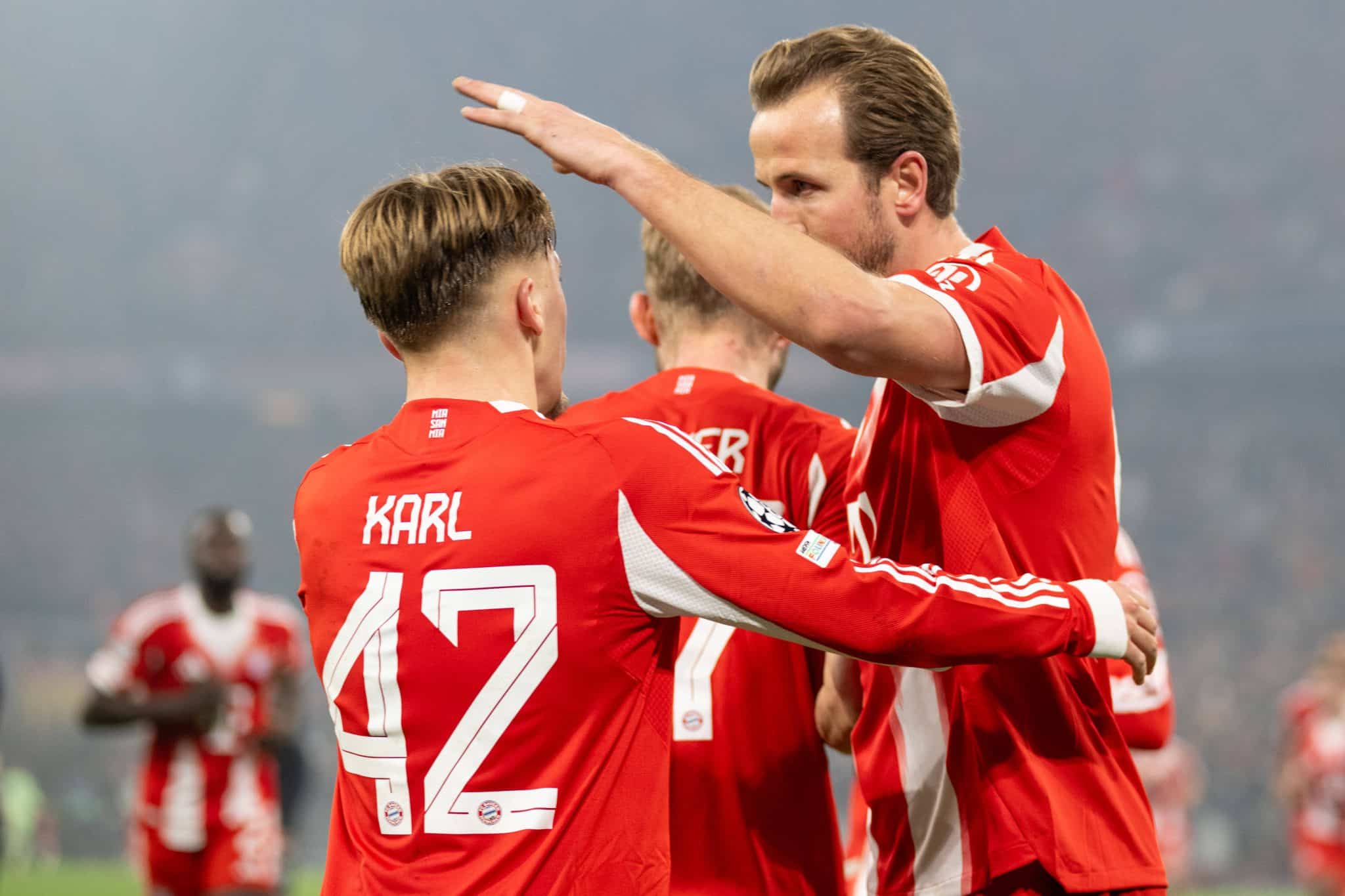 Karl e Kane comemoram gol do Bayern