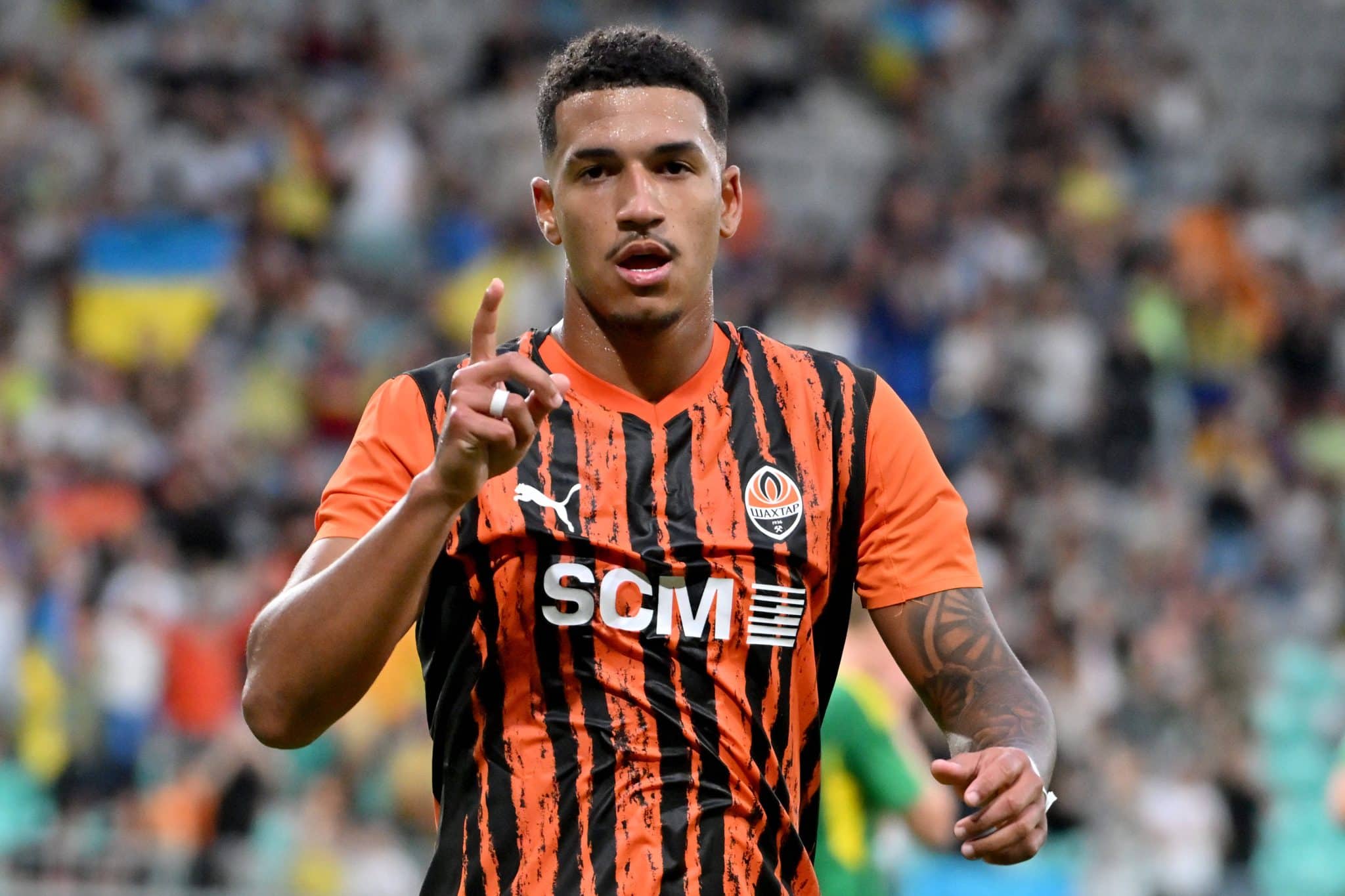 Kau&atilde; Elias celebra gol pelo Shakhtar