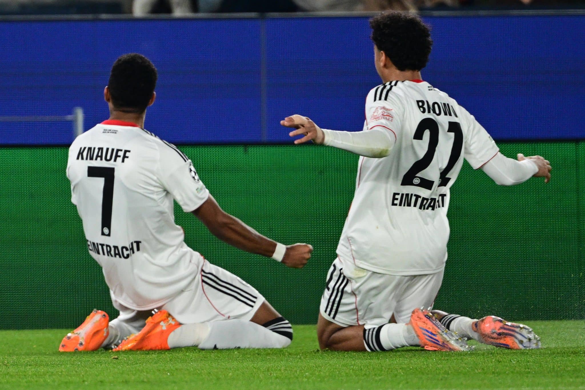 Knauff e Brown celebram gol do Eintracht Frankfurt