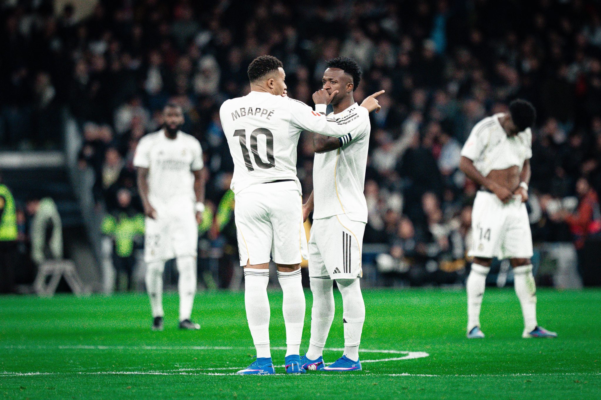 Kylian Mbapp&eacute; e Vinicius Jr. pelo Real Madrid (Foto: Imago)