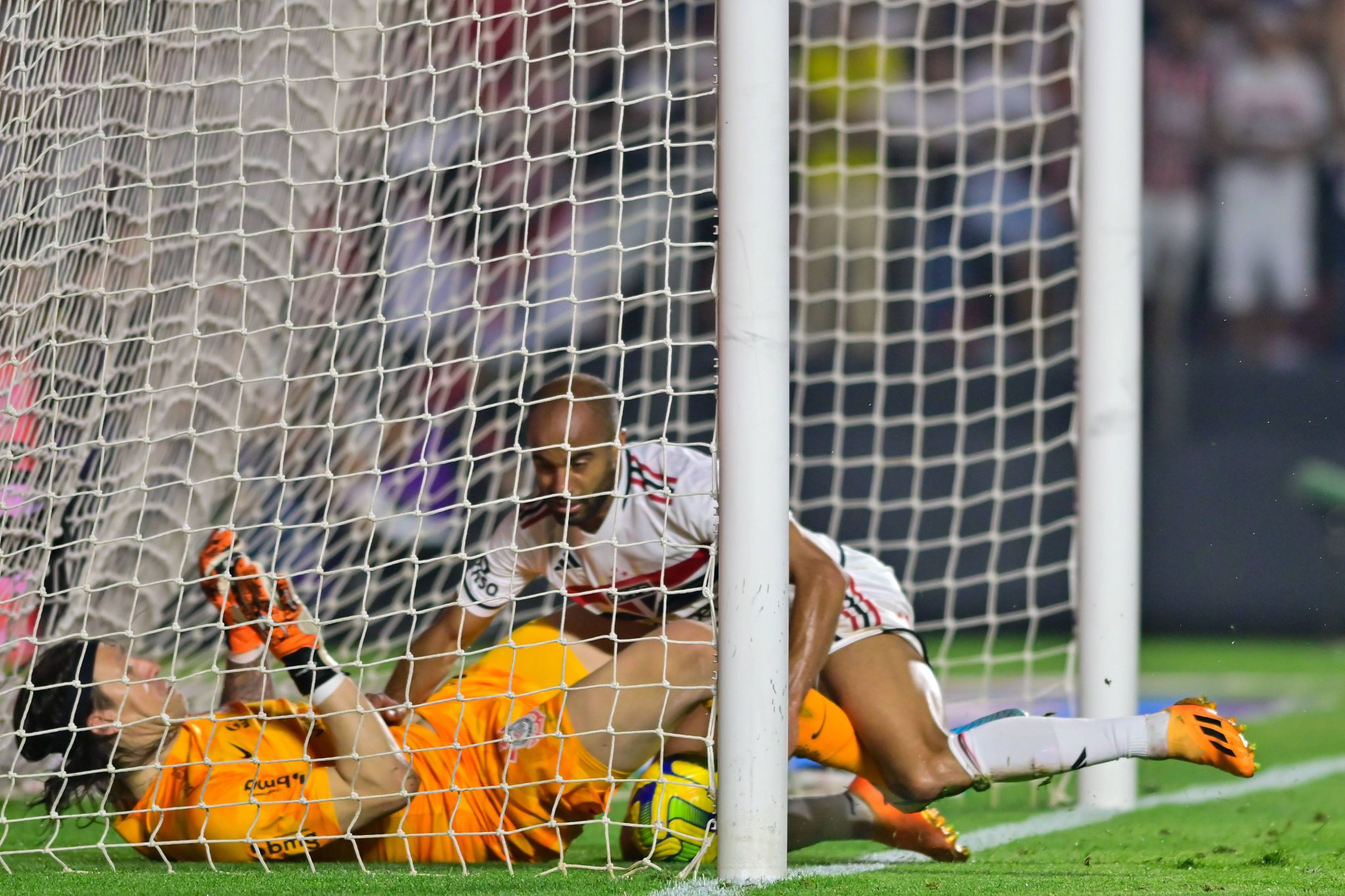 Lucas e C&aacute;ssio durante semifinal da Copa do Brasil 2023 entre S&atilde;o Paulo e Corinthians (Foto: Imago)