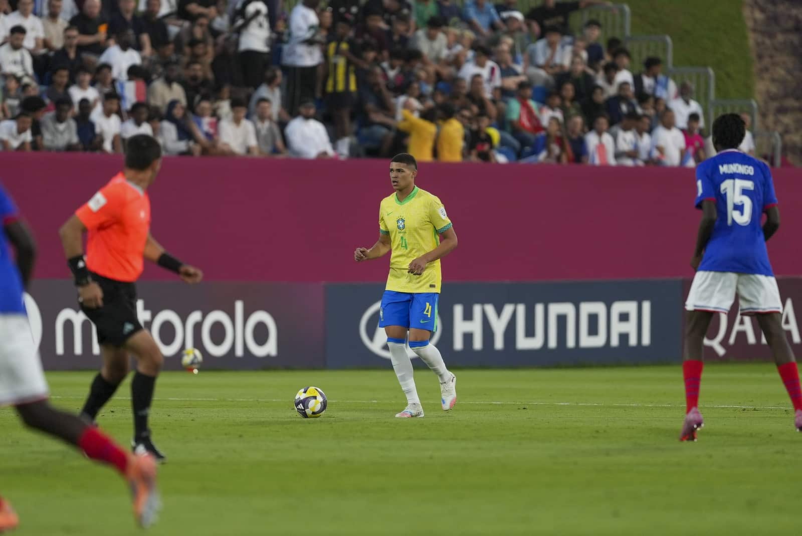 Luis Eduardo, zagueiro do Gr&ecirc;mio, em a&ccedil;&atilde;o pela sele&ccedil;&atilde;o brasileira sub-17