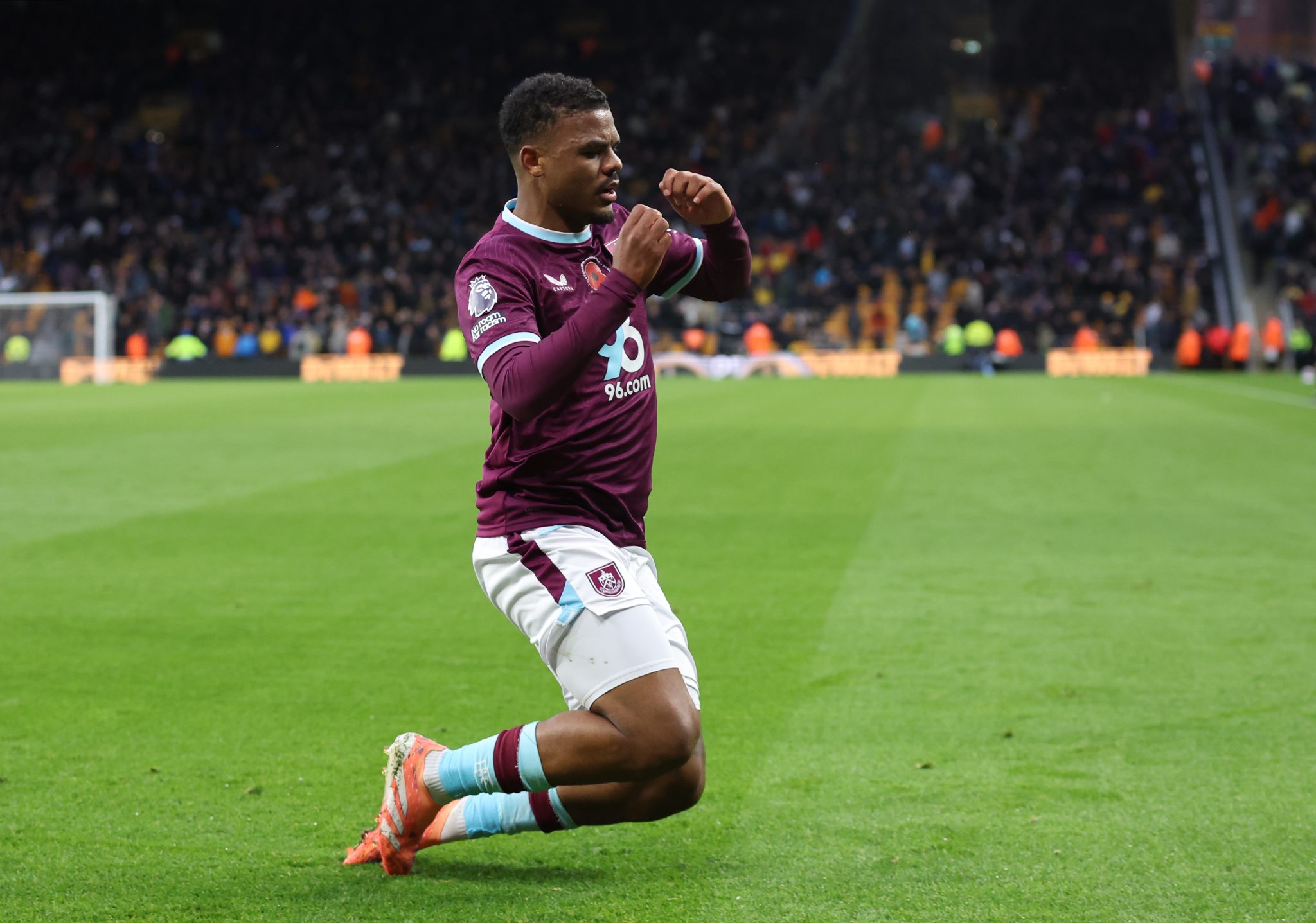 Foster comemora gol do Burnley (Foto: Icon Sport)