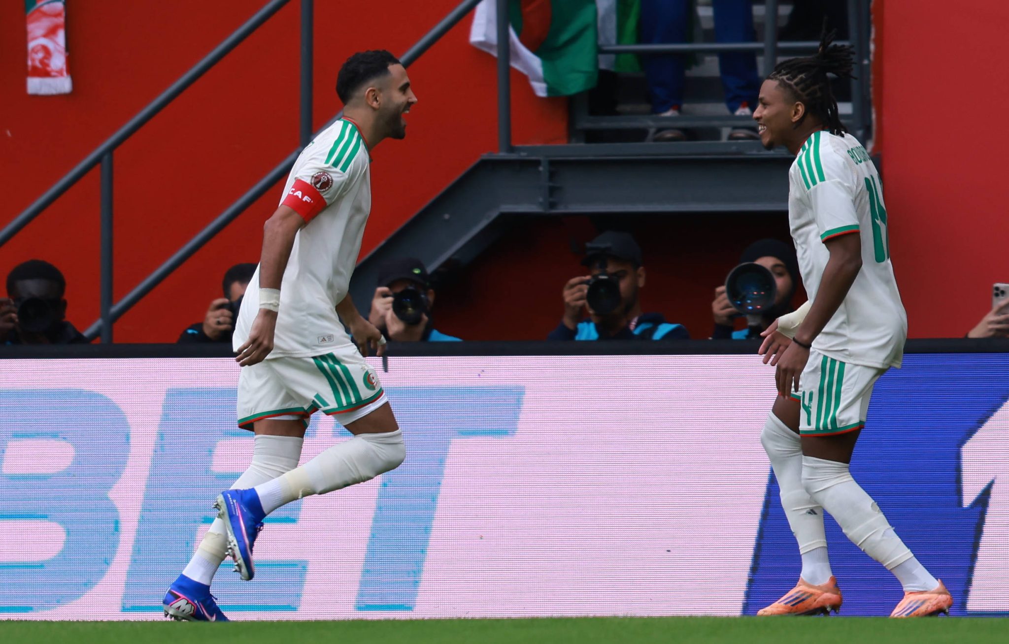 Mahrez comemora gol da Arg&eacute;lia