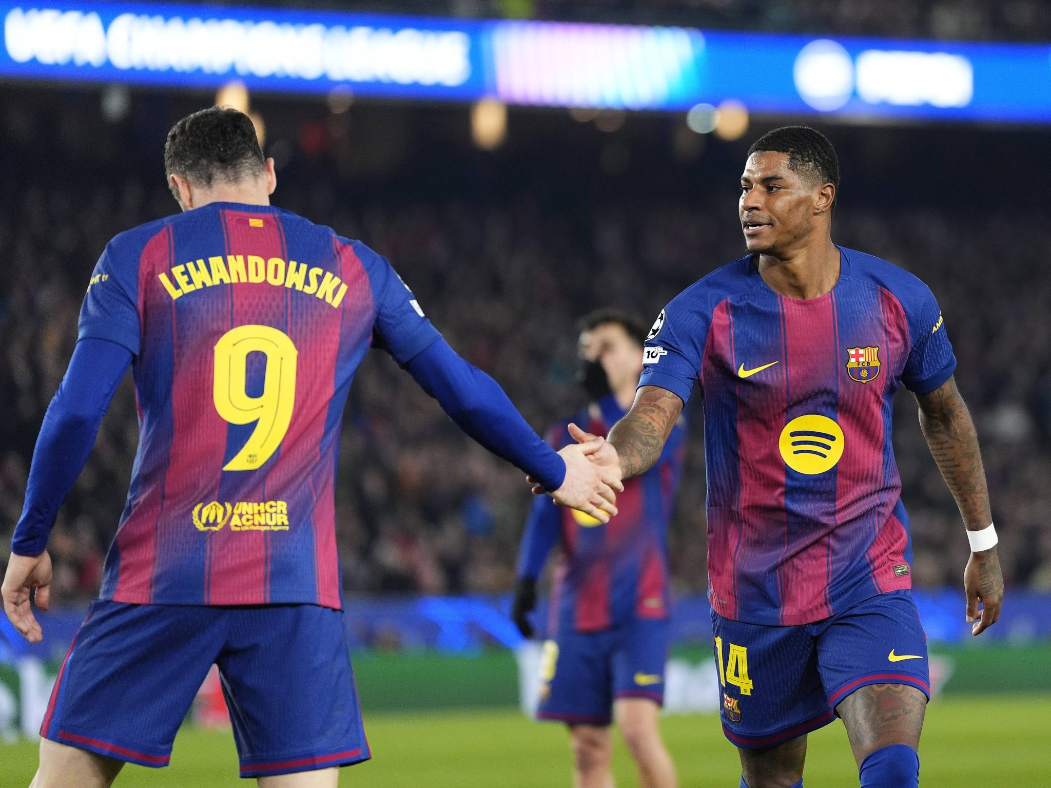 Lewandowski e Rashford em jogo do Barcelona