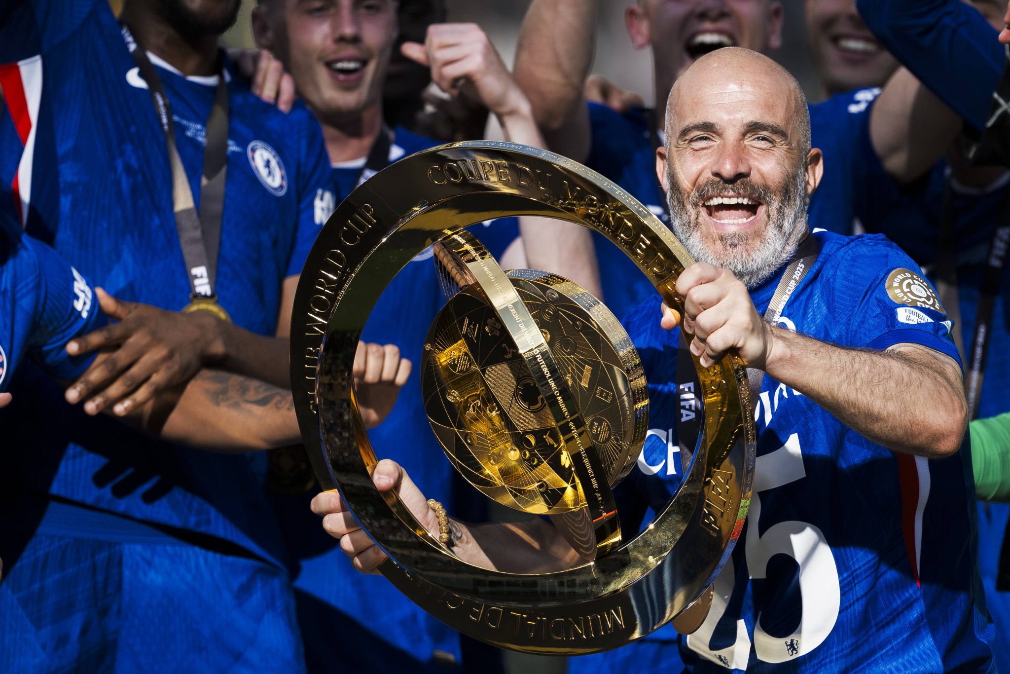 Maresca com o trof&eacute;u da Copa do Mundo de Clubes