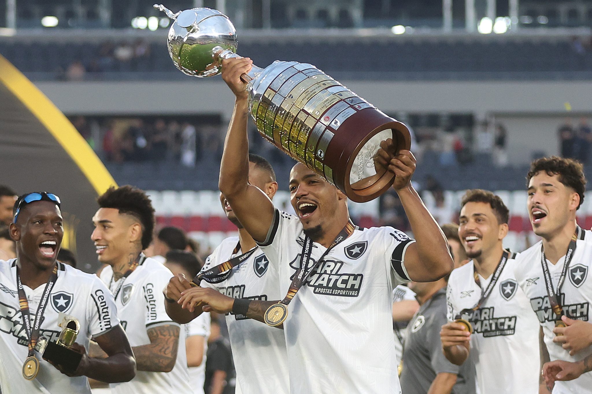 Marlon Freitas ergue t&iacute;tulo da Copa Libertadores (Foto: Vitor Silva/Botafogo)