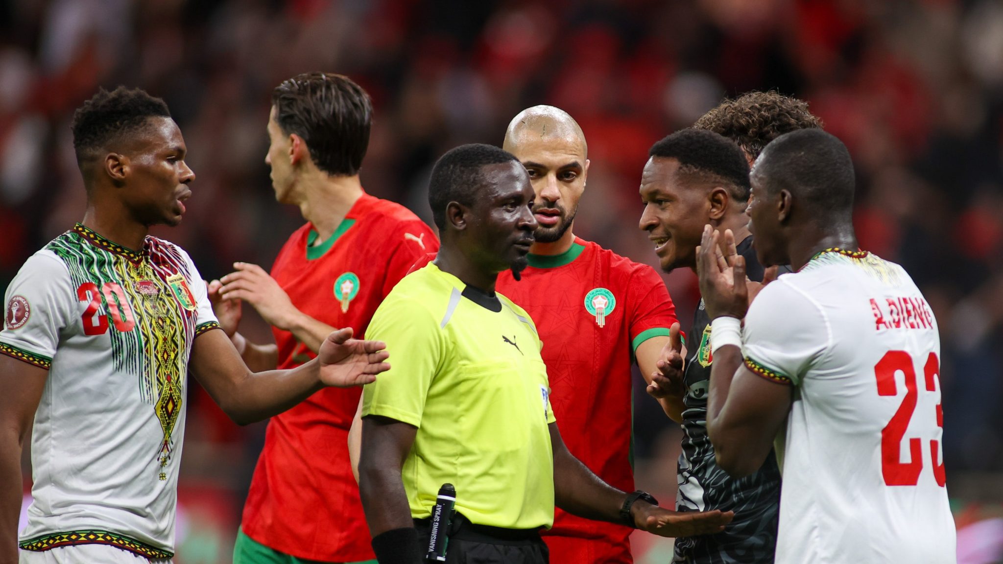 Trope&ccedil;o de Marrocos na Copa Africana tem VAR salvando &aacute;rbitro de erro bizarro