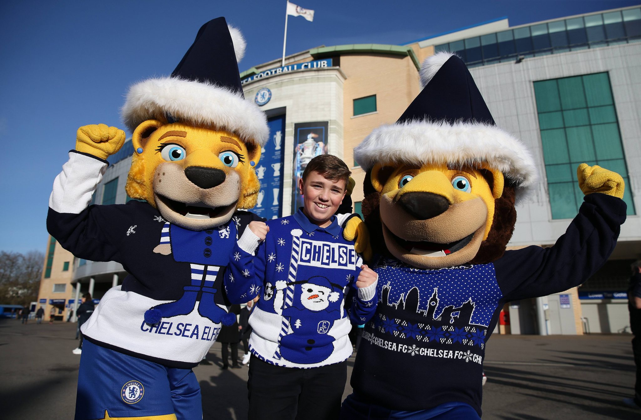 Mascotes do Chelsea com torcedor mirim 
