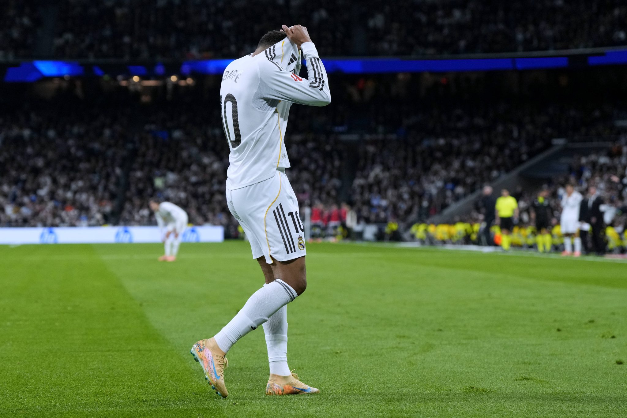 Mbapp&eacute; lamenta chance perdida em jogo do Real Madrid
