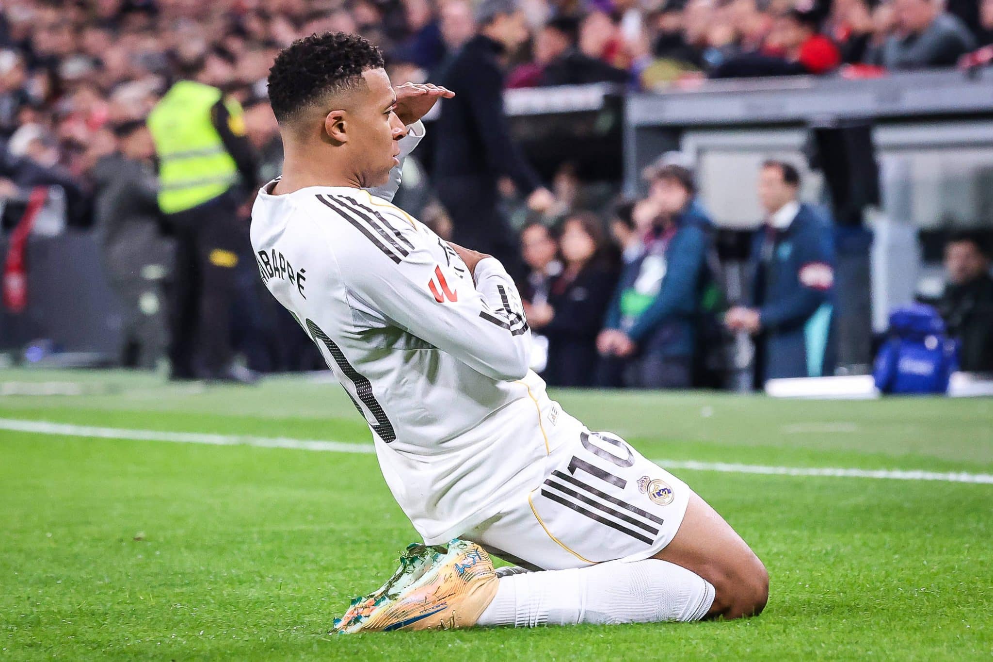 Mbapp&eacute; comemora gol pelo Real Madrid