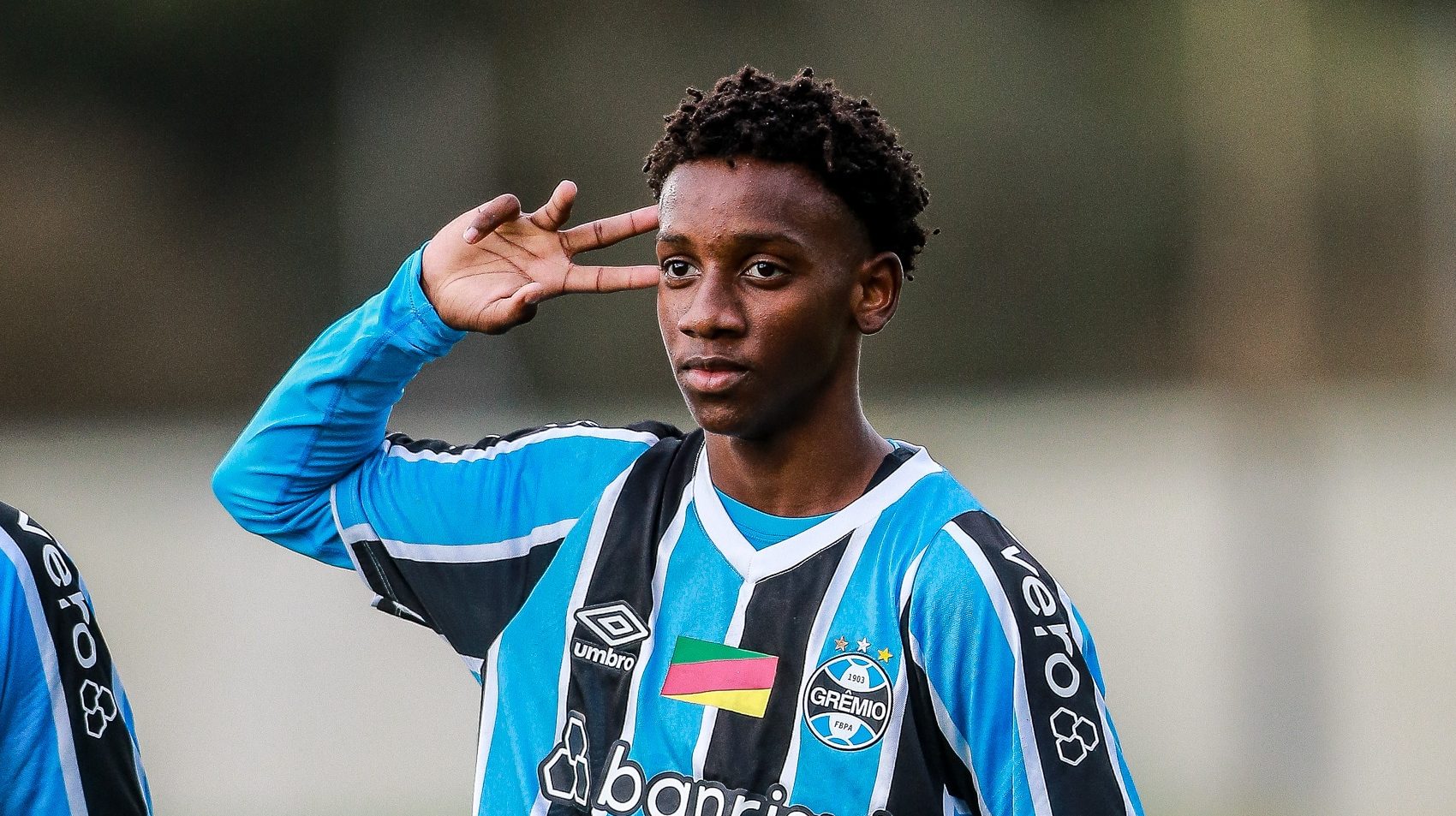 Entenda o papel de Luis Castro na perman&ecirc;ncia de joia do Gr&ecirc;mio que interessa ao Liverpool