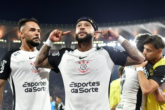 Memphis Depay faz valer milh&otilde;es do Corinthians e repete feito de Ronaldo