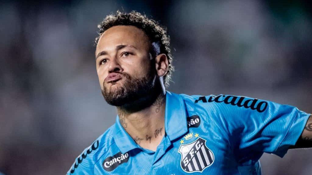 Tr&ecirc;s anos depois: Neymar alcan&ccedil;a marca e ajuda Santos a ficar mais longe do rebaixamento