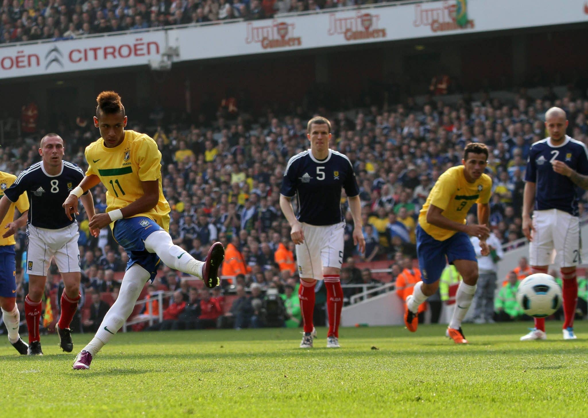 Neymar marcou dois gols contra a Esc&oacute;cia em 2011