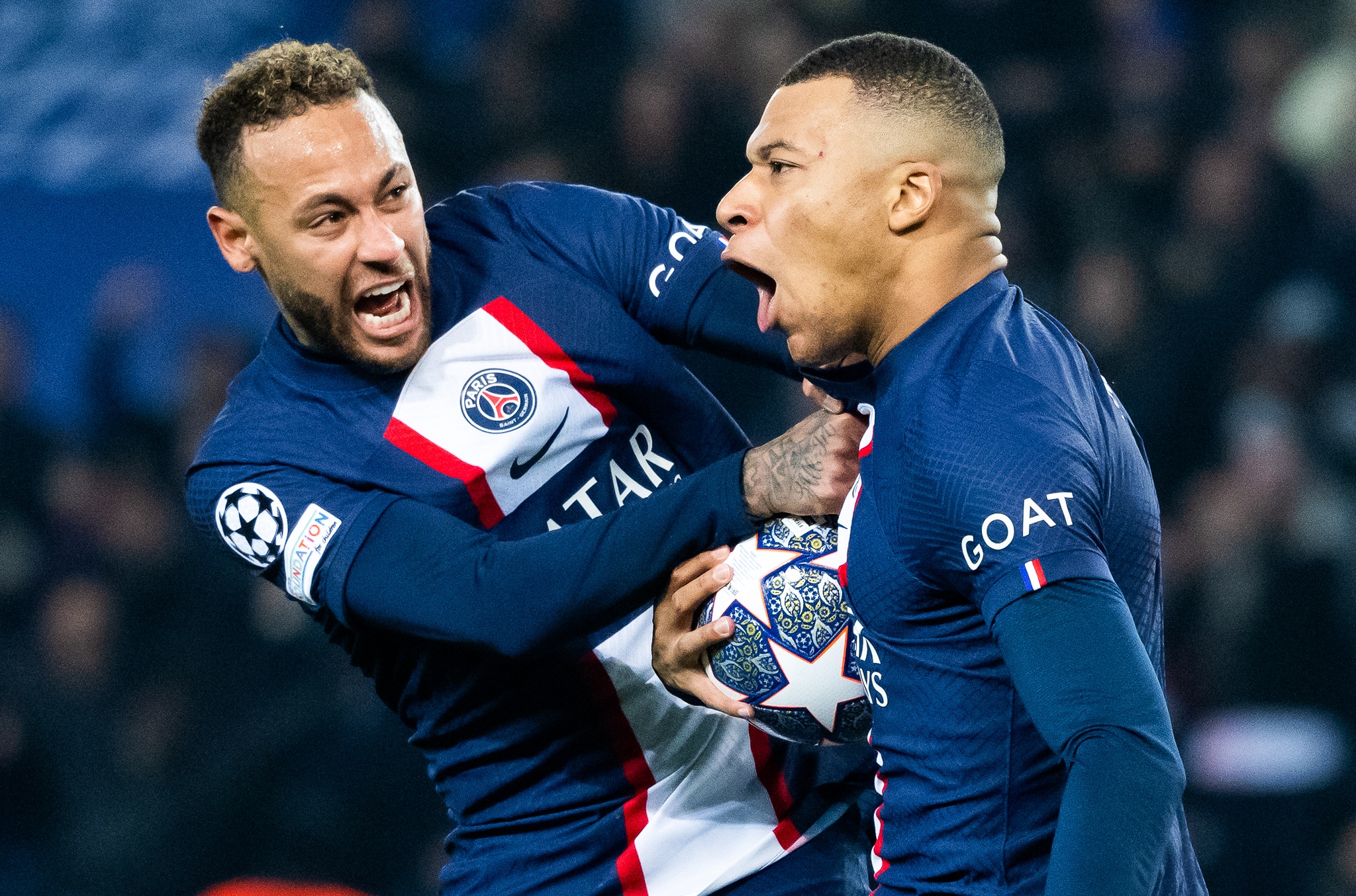 Neymar e Mbapp&eacute; celebram gol pelo PSG