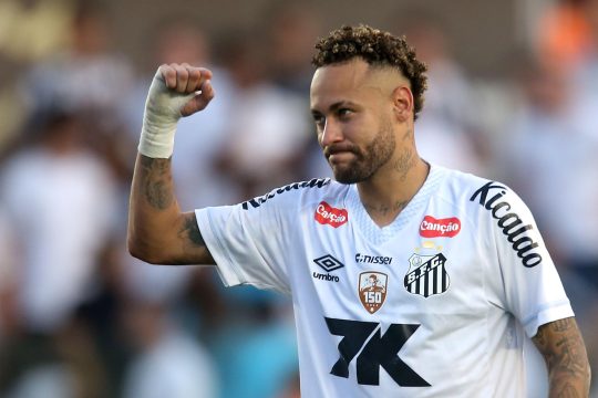 Vai ficar? Neymar fala sobre futuro ap&oacute;s Santos confirmar perman&ecirc;ncia na S&eacute;rie A