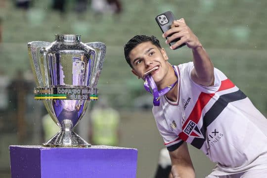 Roma faz consulta e prepara investida por joia do S&atilde;o Paulo que encantou o Barcelona