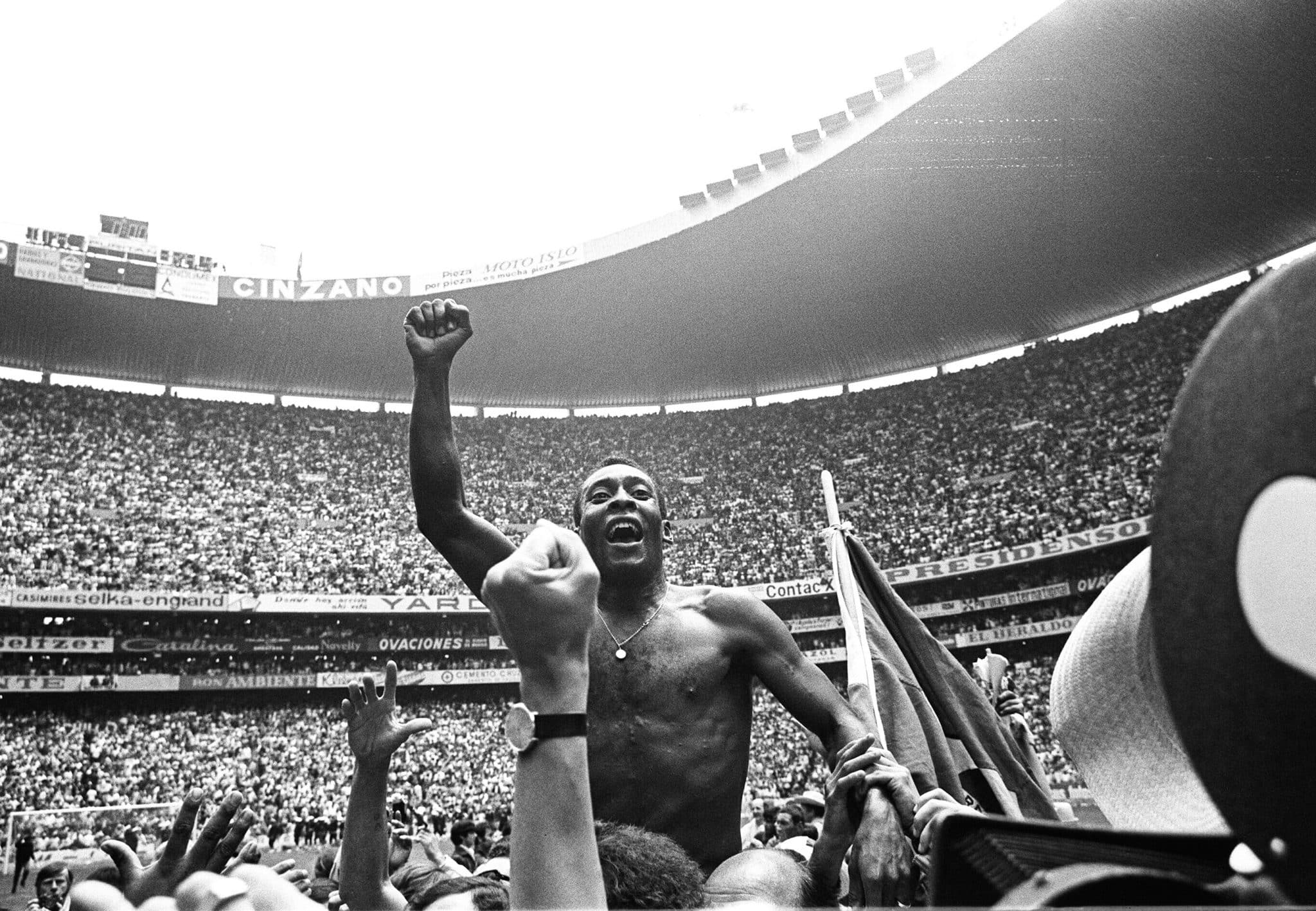 Pel&eacute; vibra com o t&iacute;tulo da Copa do Mundo de 1970