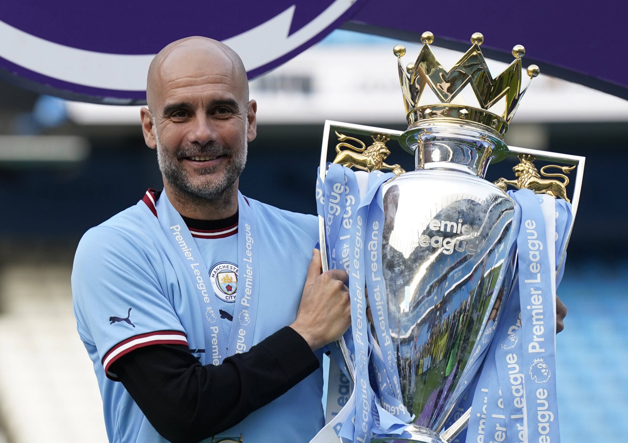 Pep Guardiola, t&eacute;cnico do Manchester City, com o trof&eacute;u da Premier League