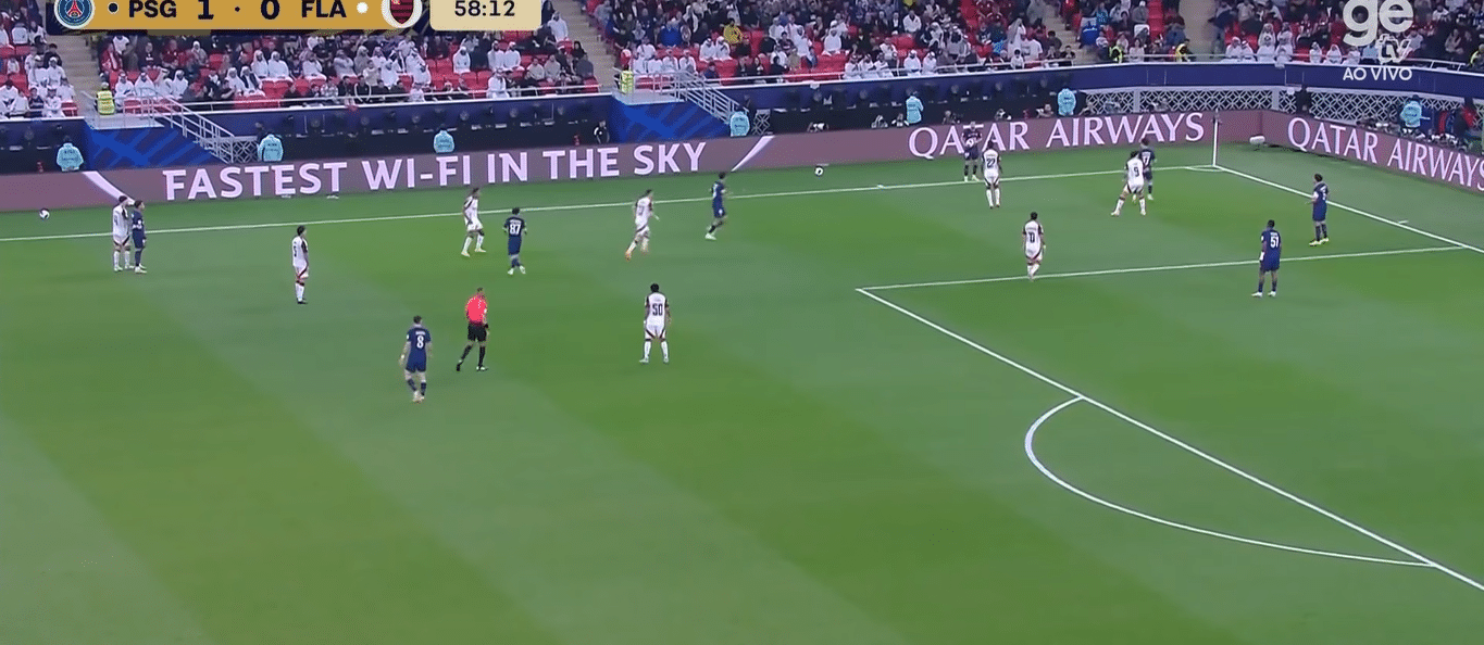 A press&atilde;o do Flamengo em cima da defesa do PSG no lance do p&ecirc;nalti