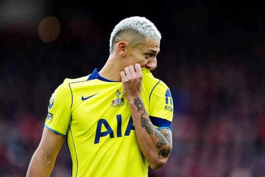 Richarlison tem dois gols anulados, mas d&aacute; assist&ecirc;ncia e salva Tottenham na Premier League