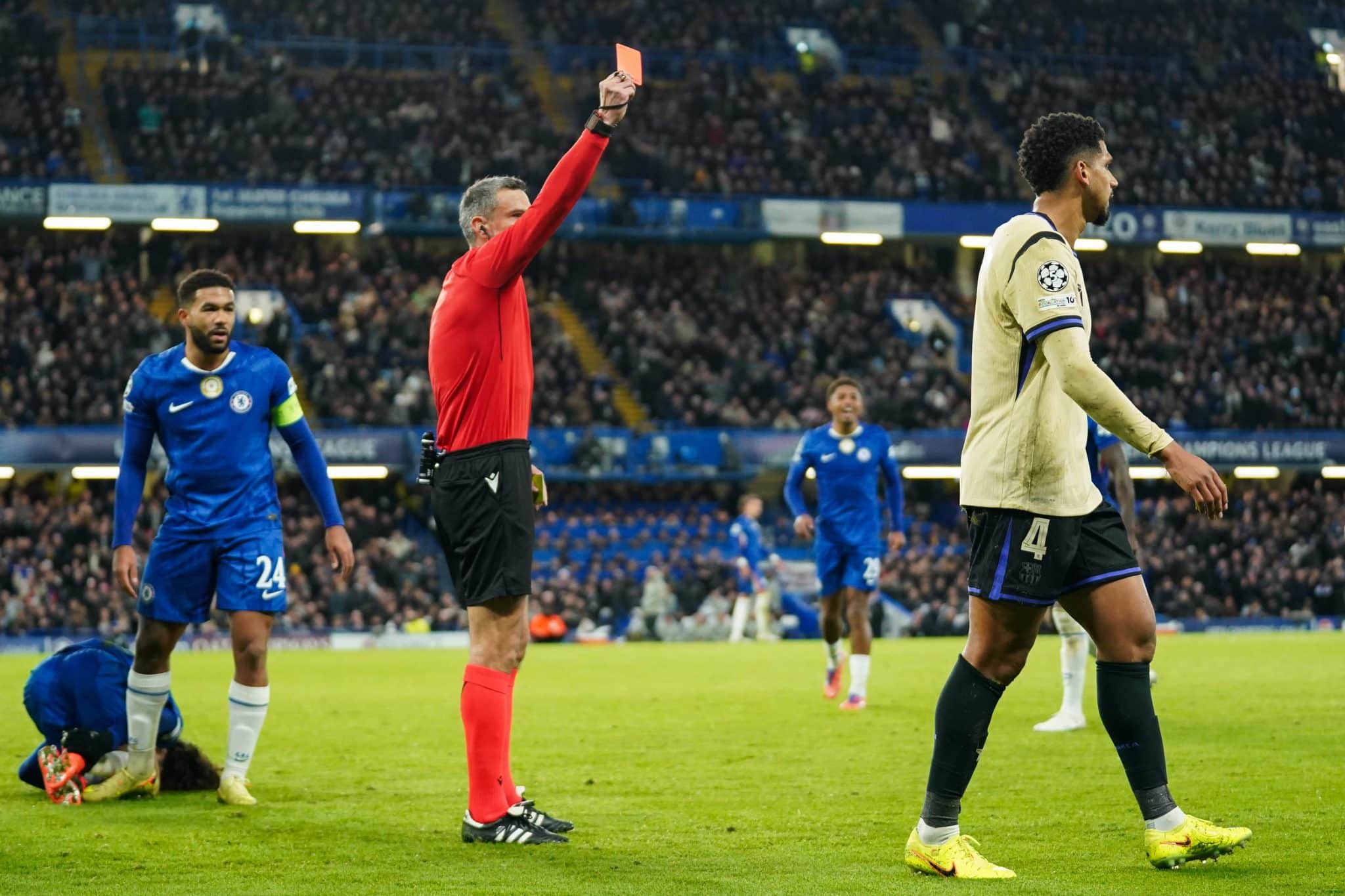 Momento em que Ara&uacute;jo &eacute; expulso contra o Chelsea 