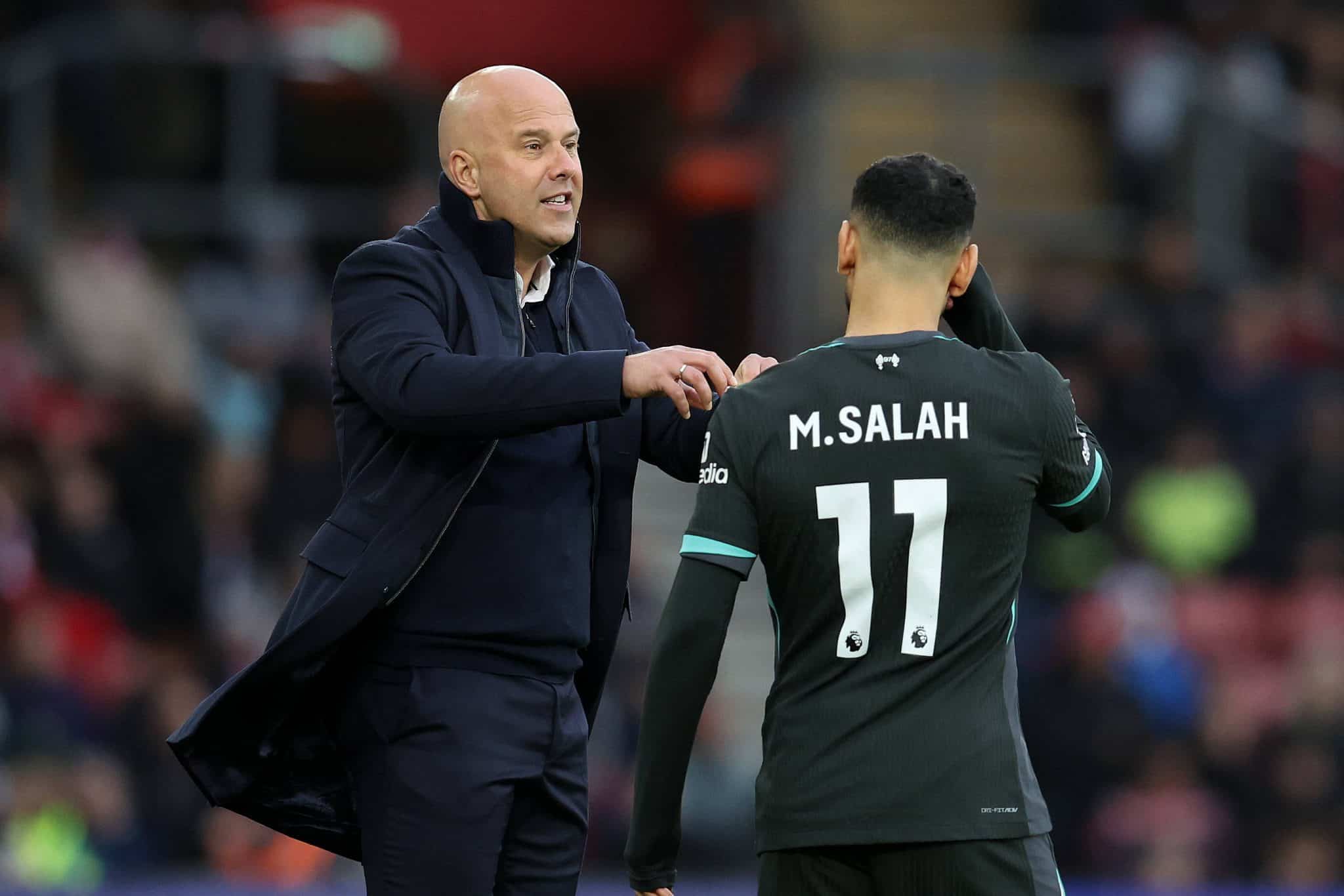 Slot e Salah durante jogo do Liverpool 