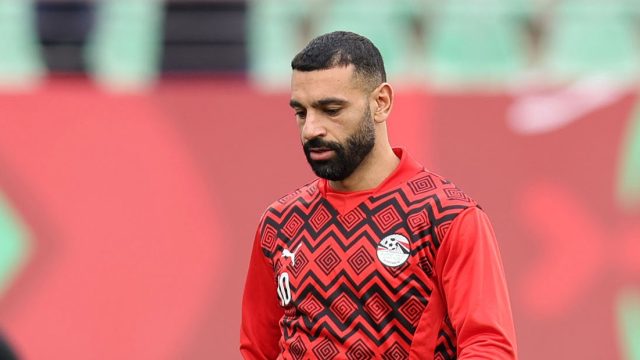 Mesmo discreto, Salah salva o Egito em vit&oacute;ria suada com expuls&atilde;o e pol&ecirc;mica