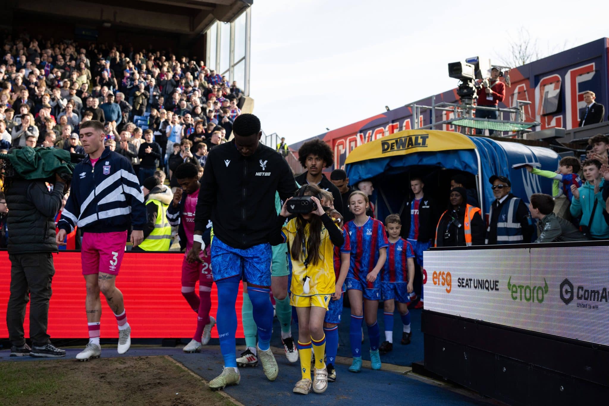 Torcedora entra em campo usando &oacute;culos GiveVision