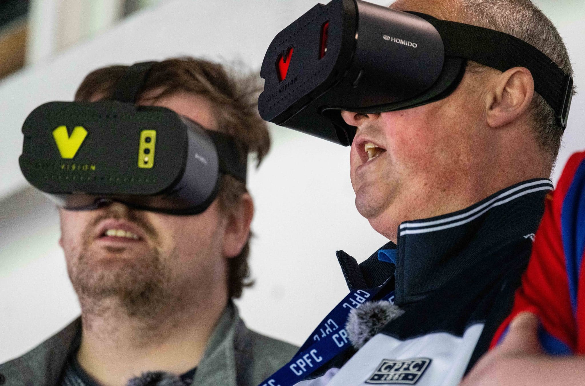 Torcedor com defici&ecirc;ncia visual se torna o primeiro a comentar um jogo da Premier League