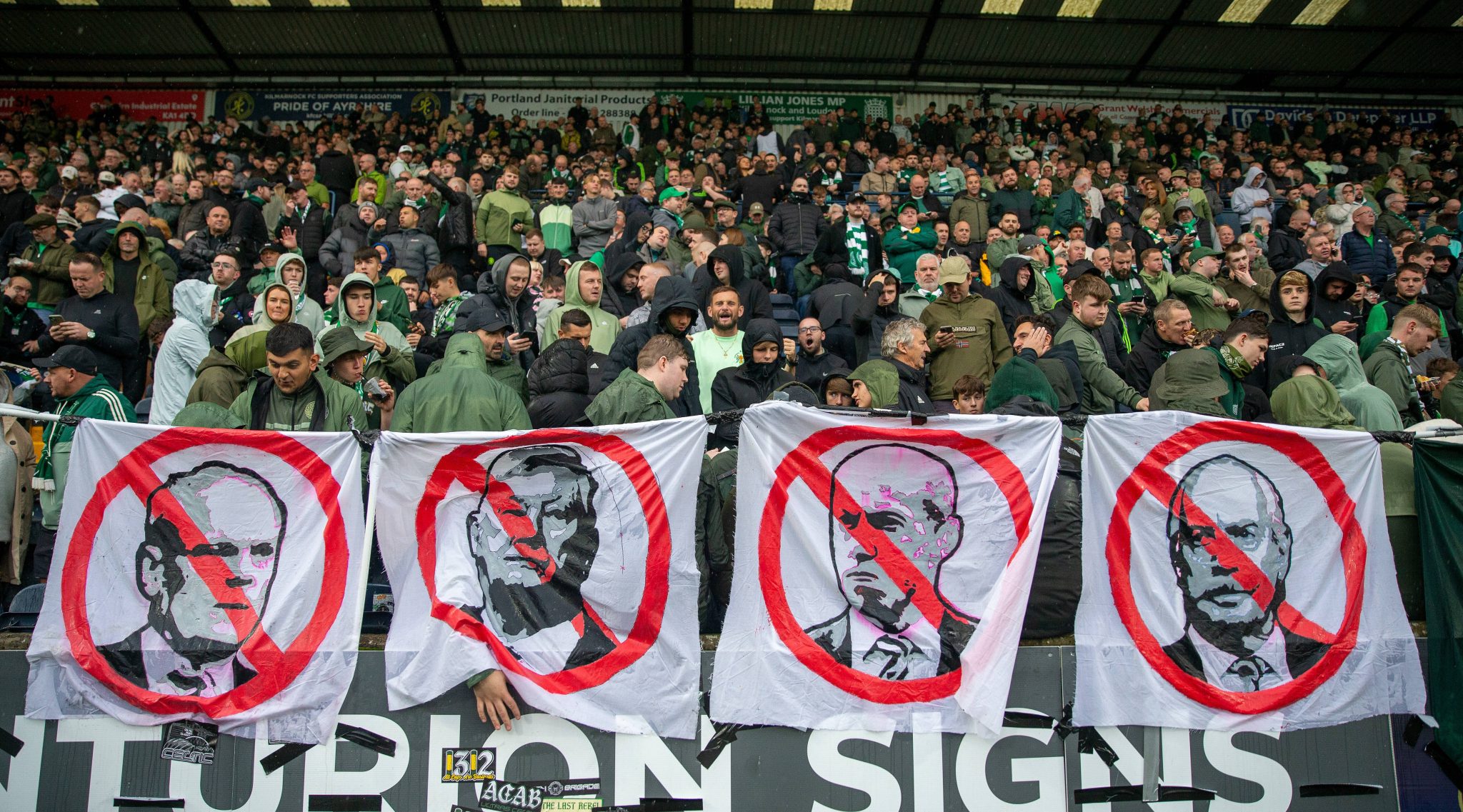 Torcida do Celtic protesta contra membros do alto escal&atilde;o do clube 