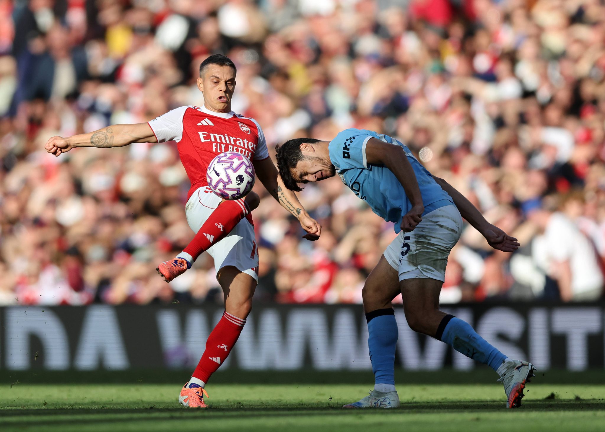 Arsenal e Manchester City s&atilde;o os principais postulantes ao t&iacute;tulo da Premier League 2025/26