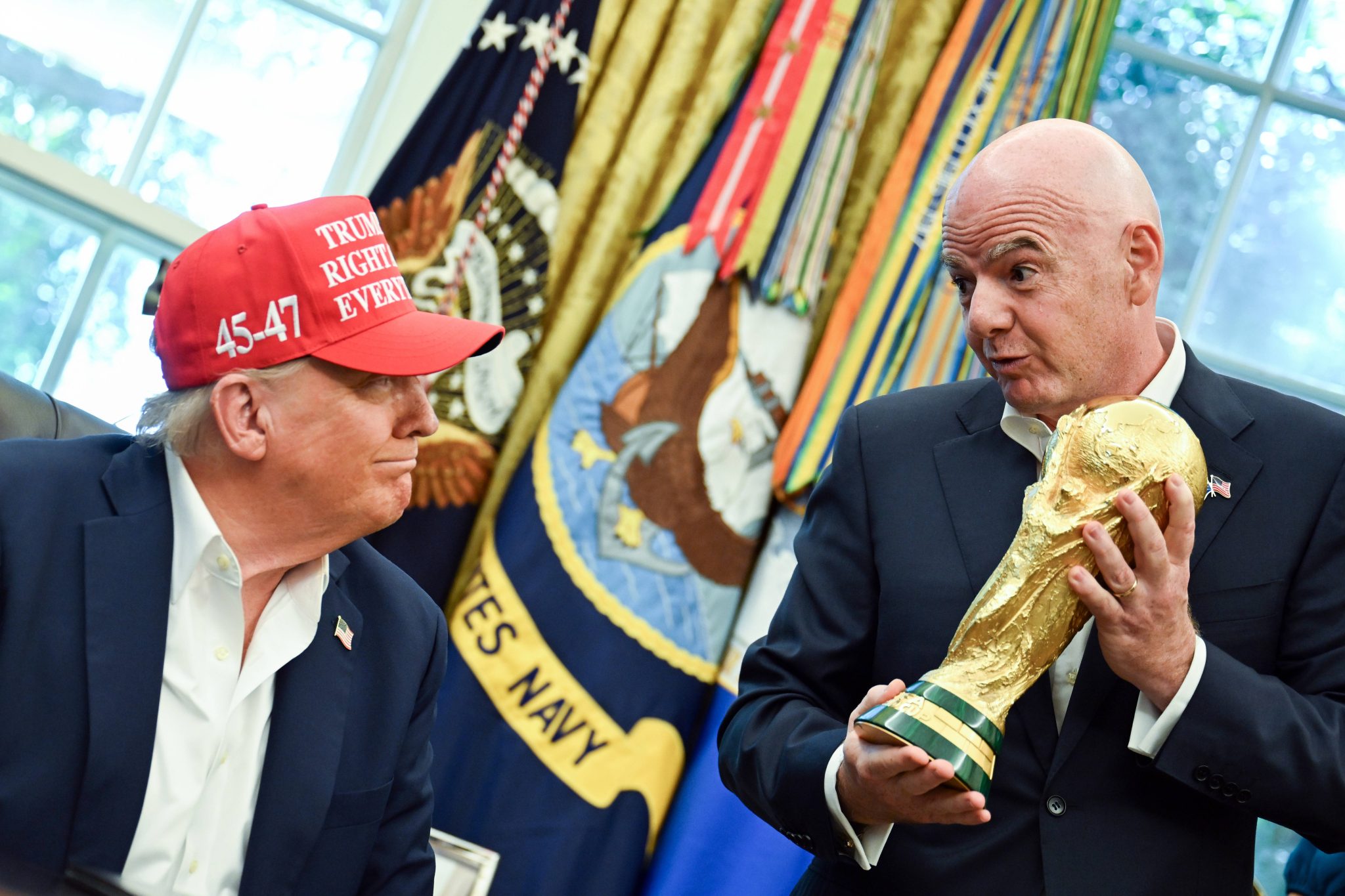 &lsquo;Trump pode fazer da Copa um inferno&rsquo;: O que h&aacute; por tr&aacute;s dos afagos da Fifa a presidente dos EUA