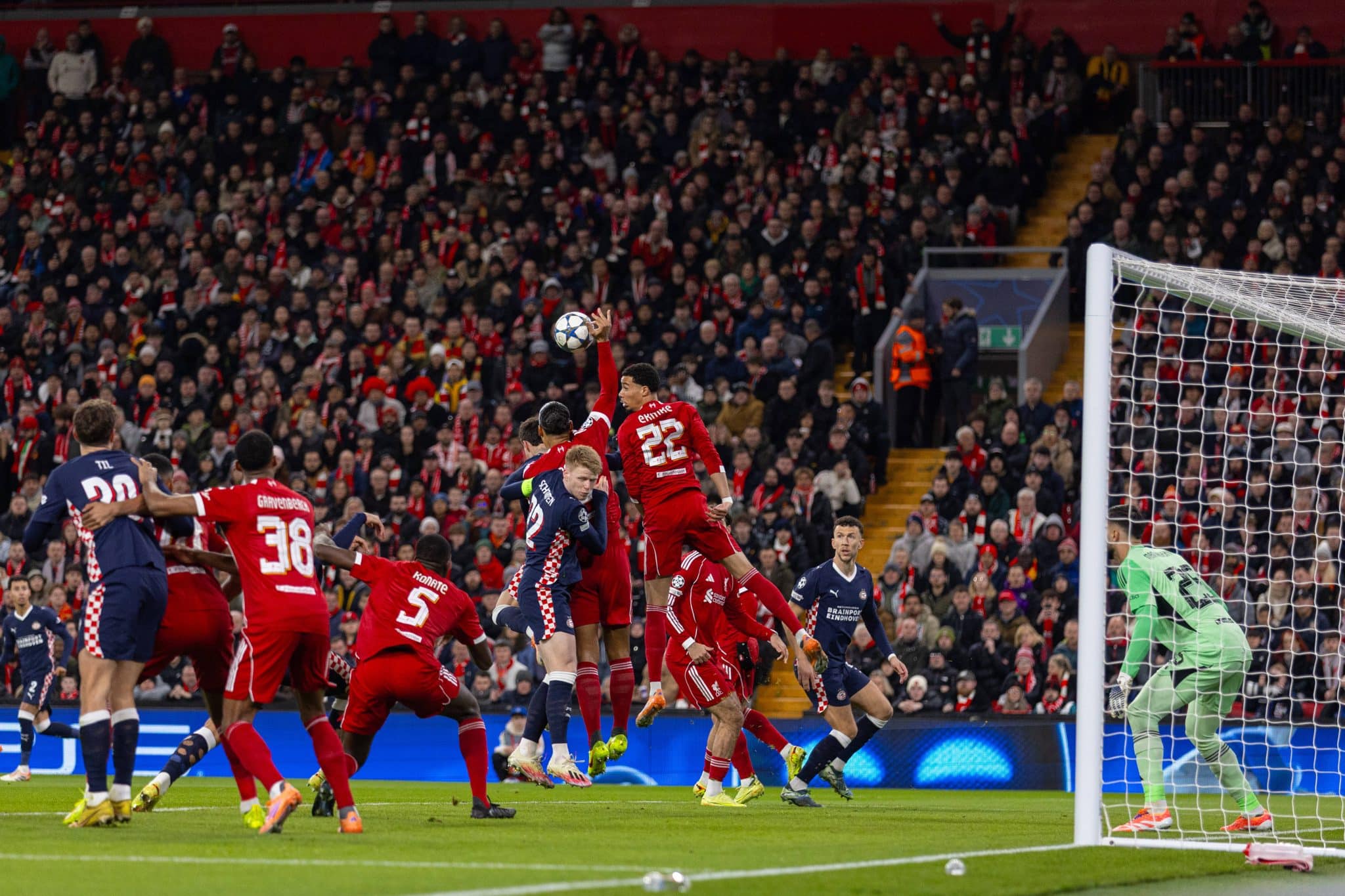 Virgil van Dijk comete p&ecirc;nalti em Liverpool x PSV (Foto: Imago)