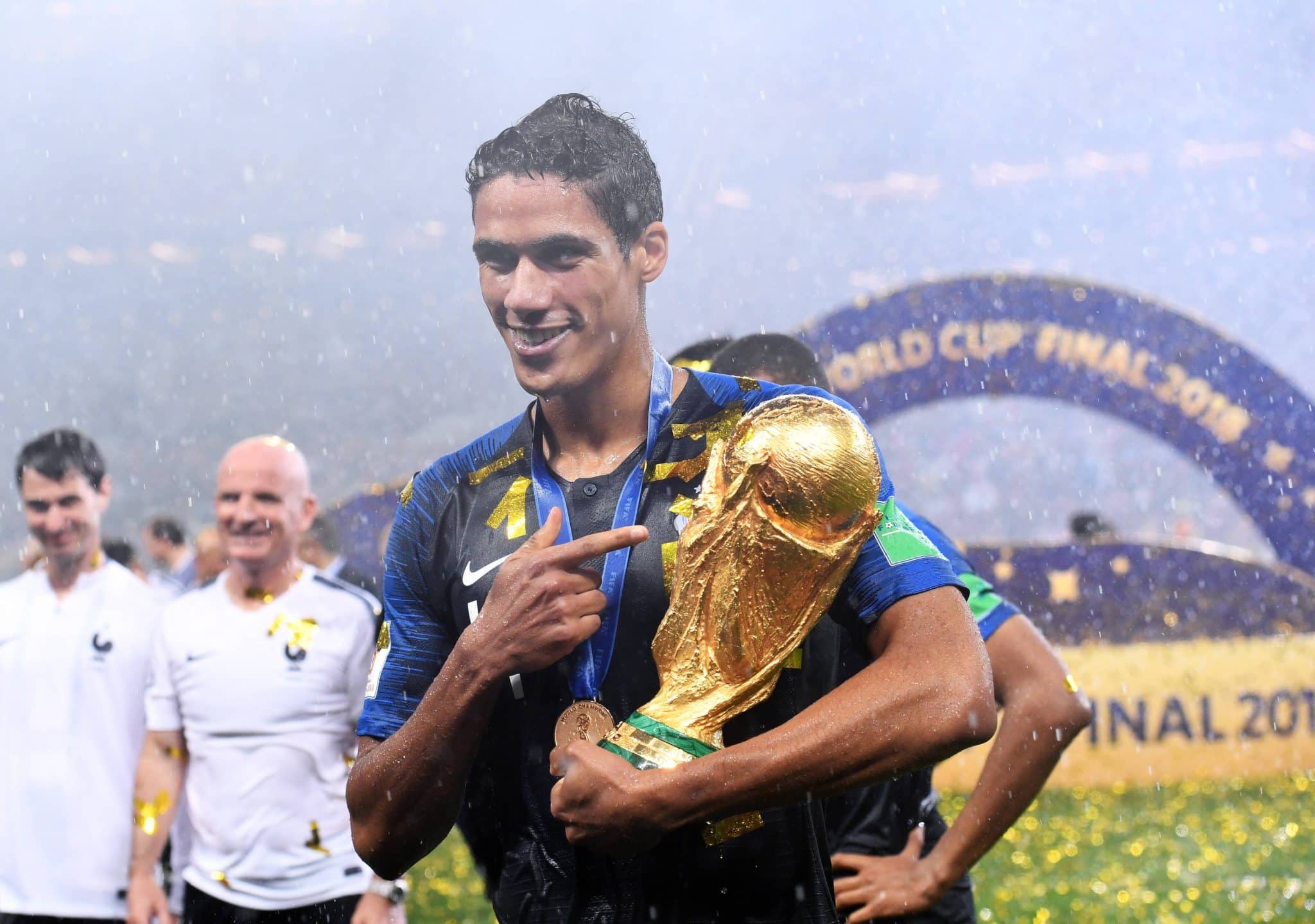 Varane com a ta&ccedil;a da Copa do Mundo