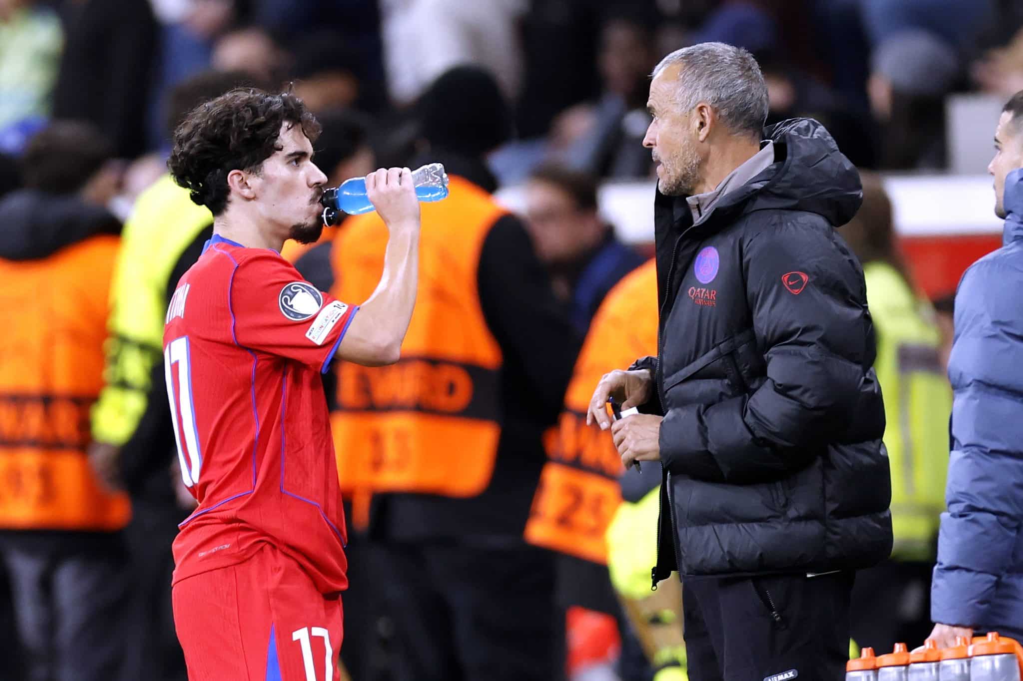 Vitinha e Luis Enrique, pelo PSG (Foto: Imago)