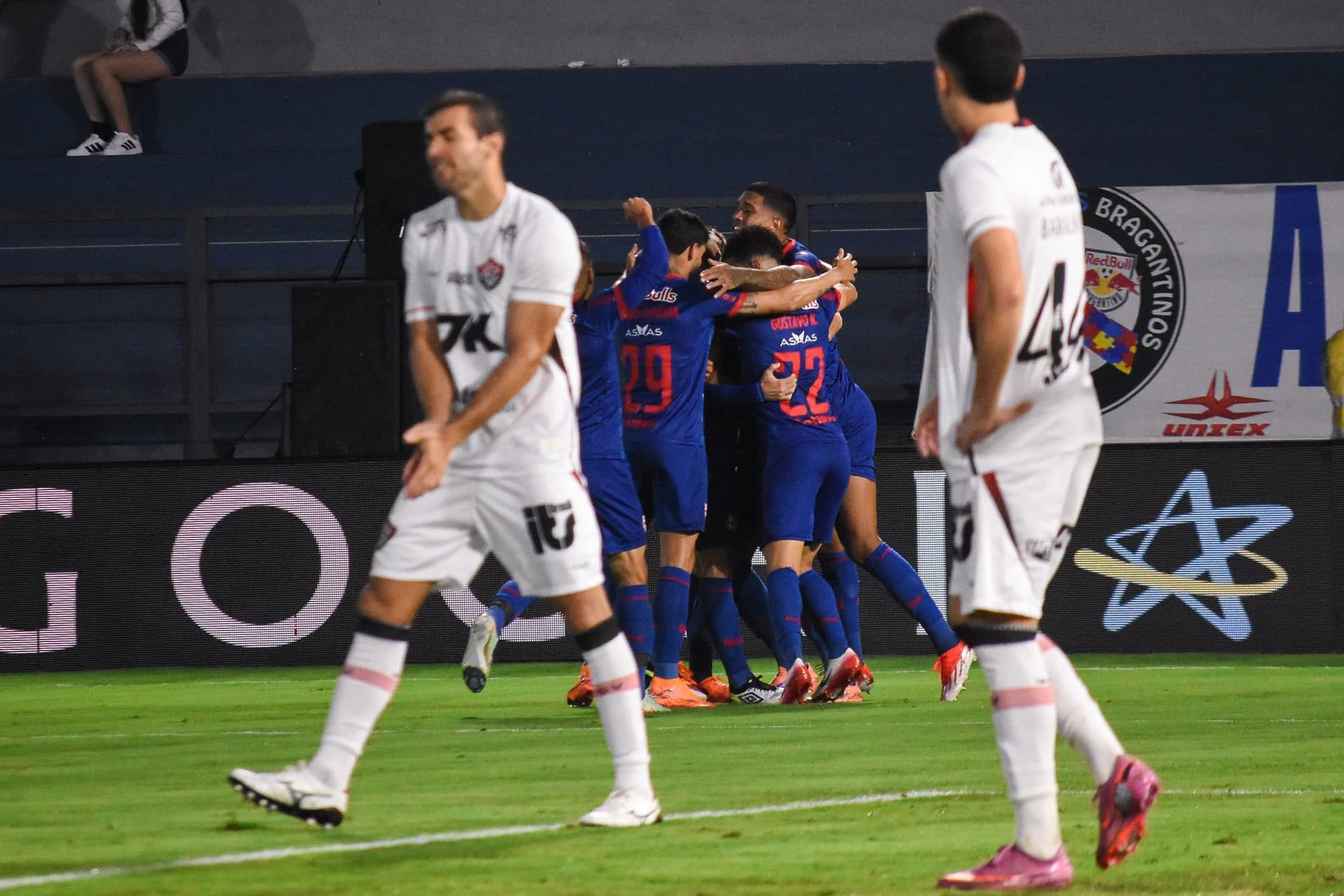 Vit&oacute;ria leva goleada e se complica no Brasileir&atilde;o