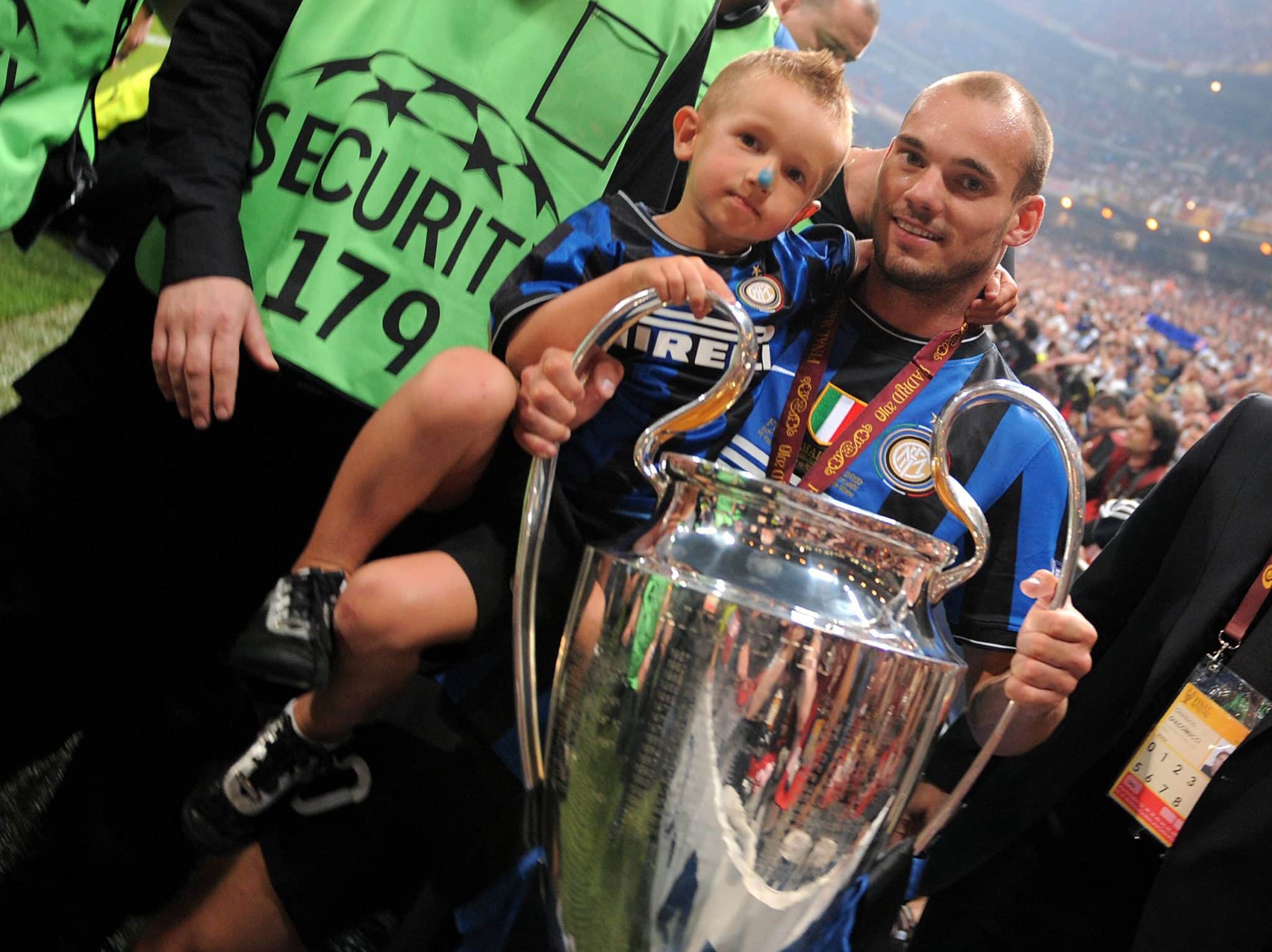 Sneijder e seu filho Jessey com ta&ccedil;a da Champions League (Foto: Imago)